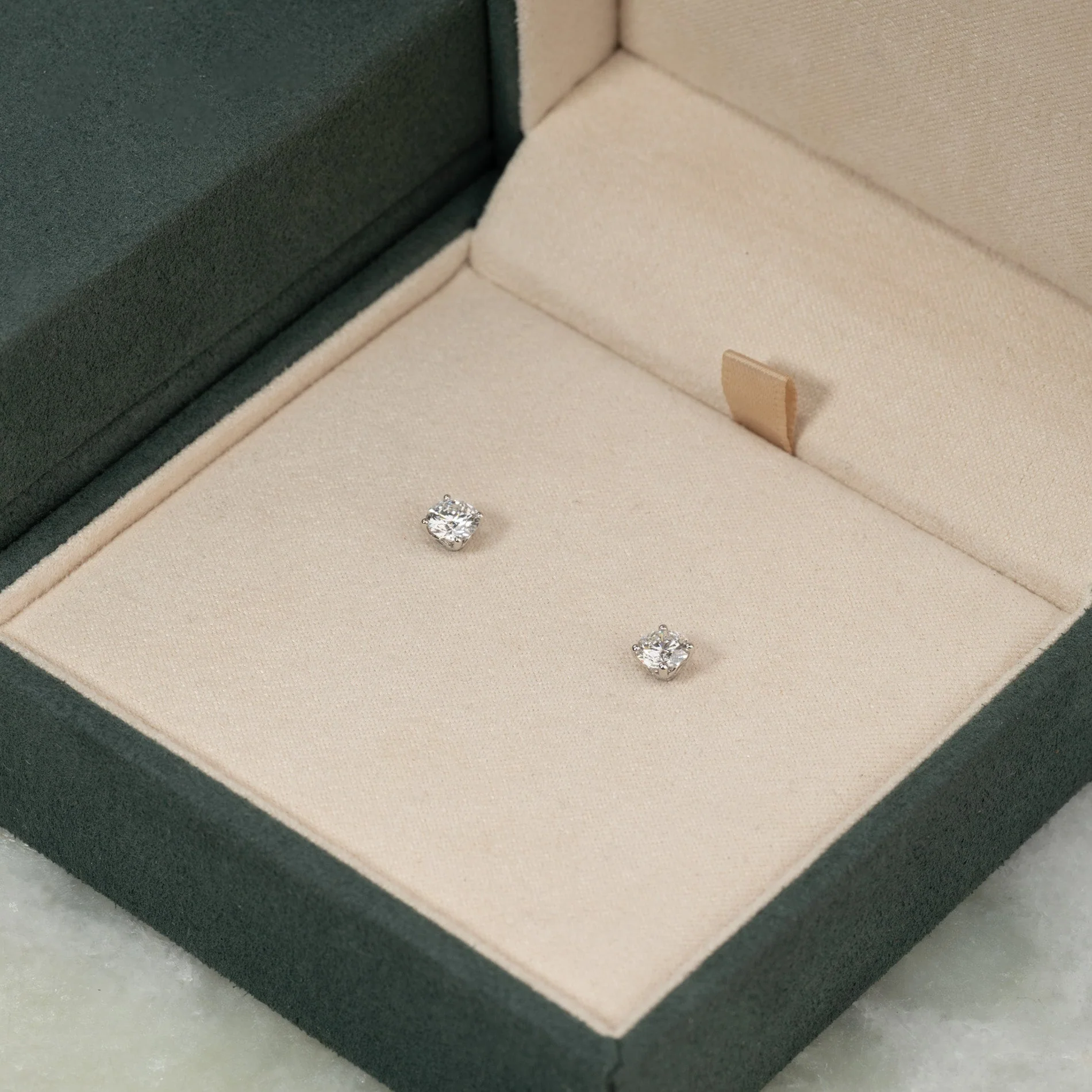 CLASSIC SOLITAIRE LAB-DIAMOND STUD EARRING - 0.8ct - WG - Image 7