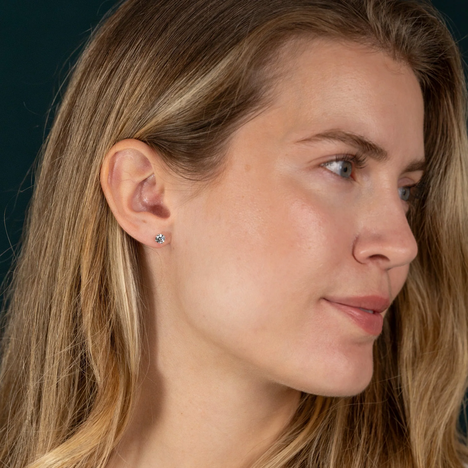 CLASSIC SOLITAIRE LAB-DIAMOND STUD EARRING - 0.8ct - WG - Image 8