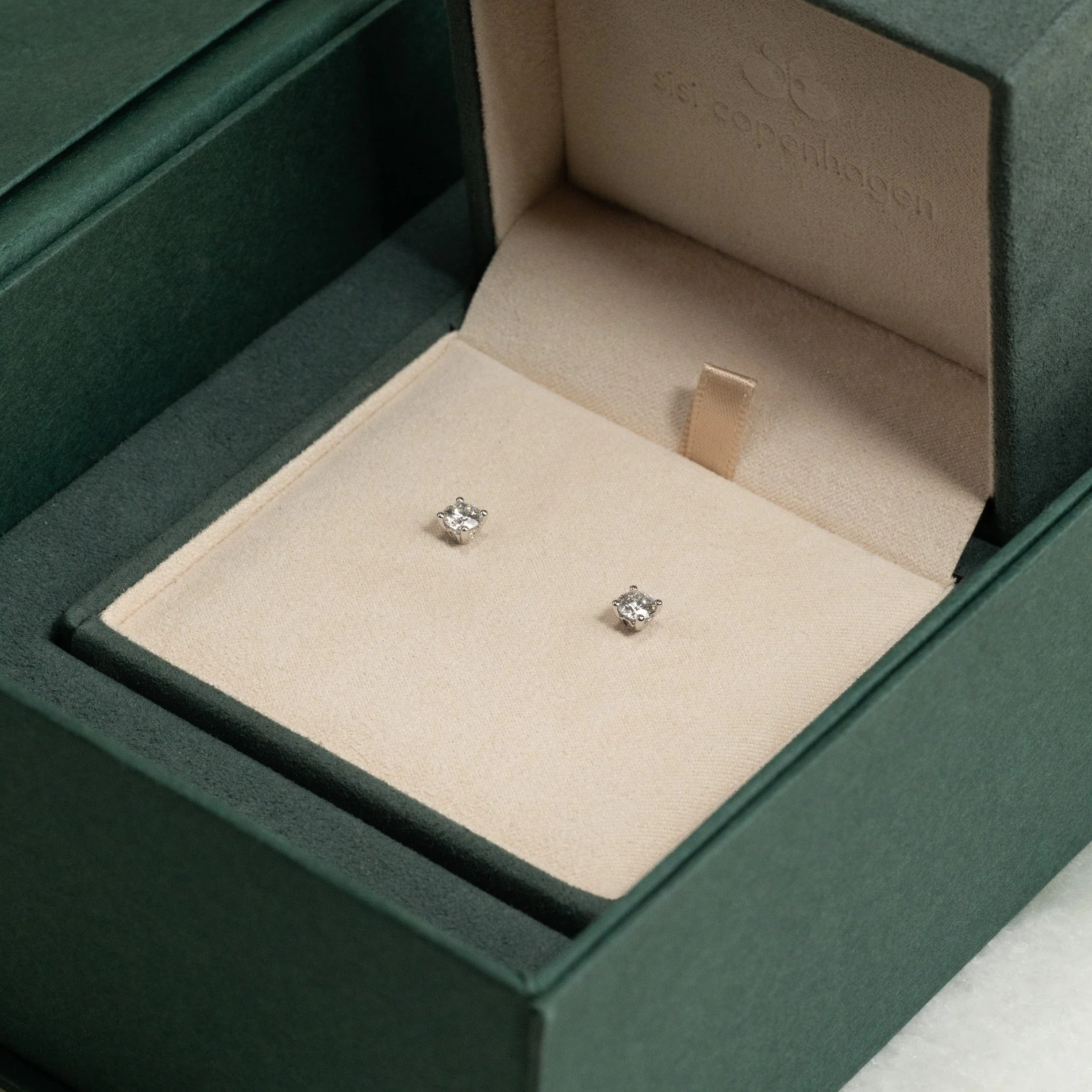 CLASSIC SOLITAIRE LAB-DIAMOND STUD EARRING - 0.8ct - WG - Image 9
