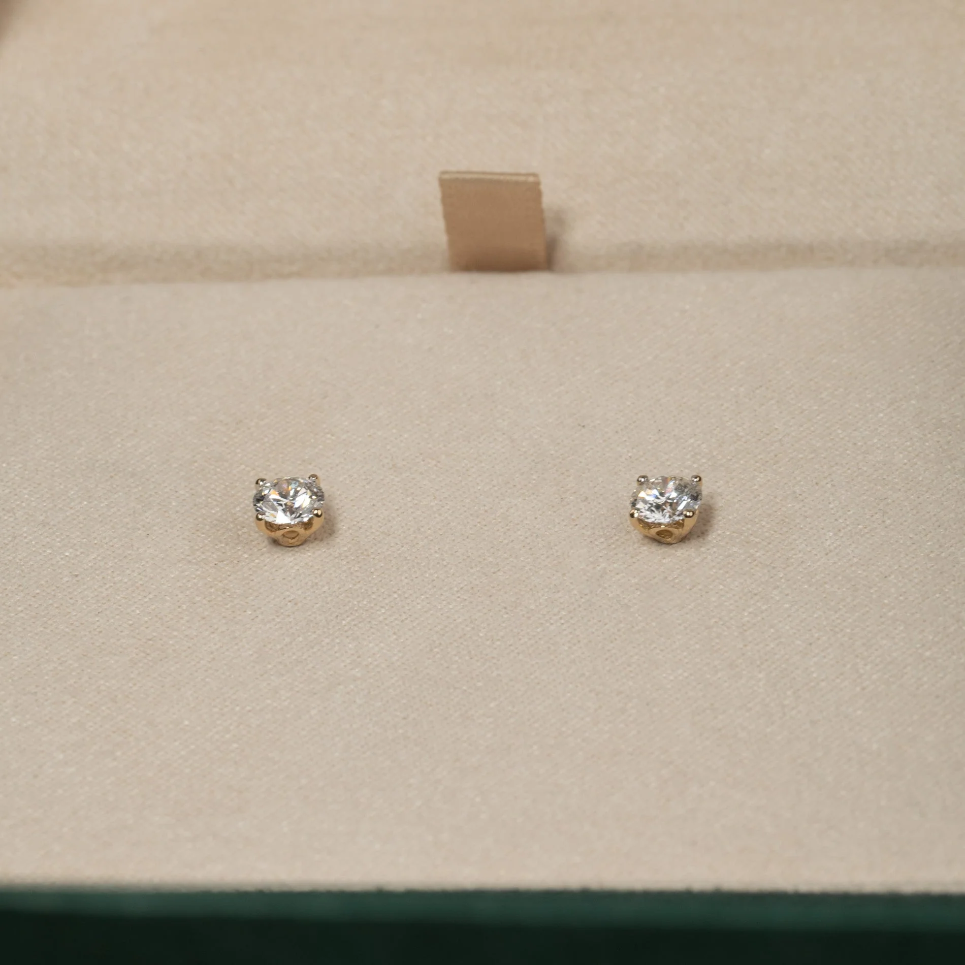 CLASSIC SOLITAIRE LAB-DIAMOND STUD EARRING - 0.8ct - YG - Image 3