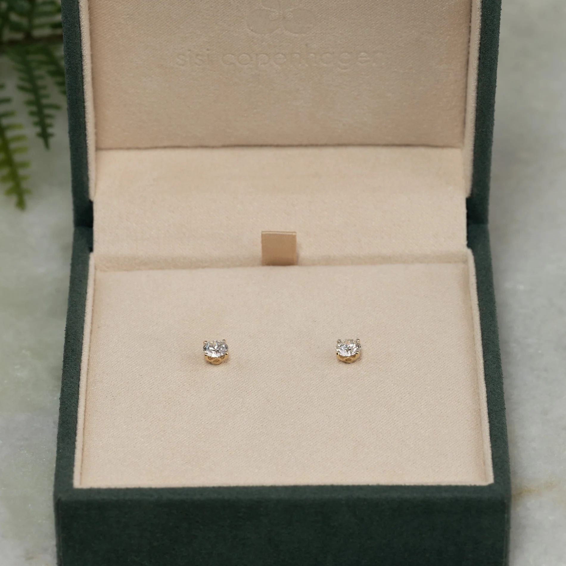 CLASSIC SOLITAIRE LAB-DIAMOND STUD EARRING - 0.8ct - YG - Image 6