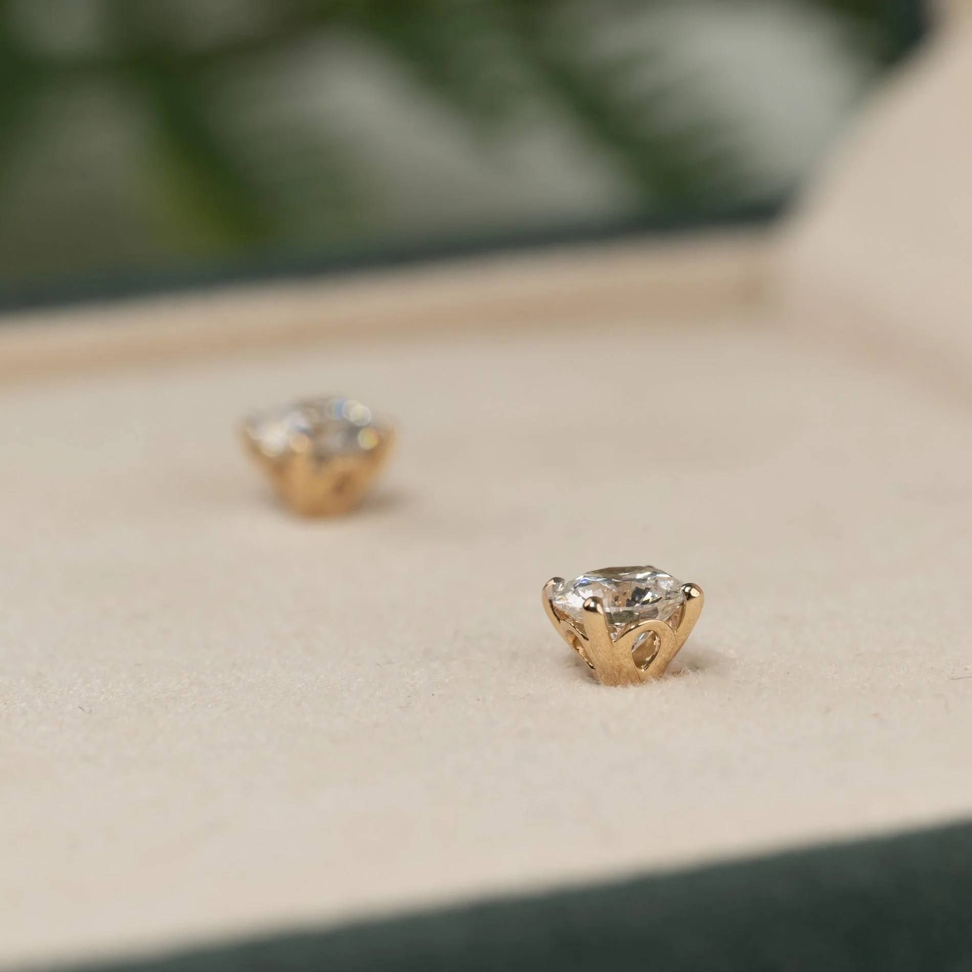 CLASSIC SOLITAIRE LAB-DIAMOND STUD EARRING - 0.8ct - YG - Image 8
