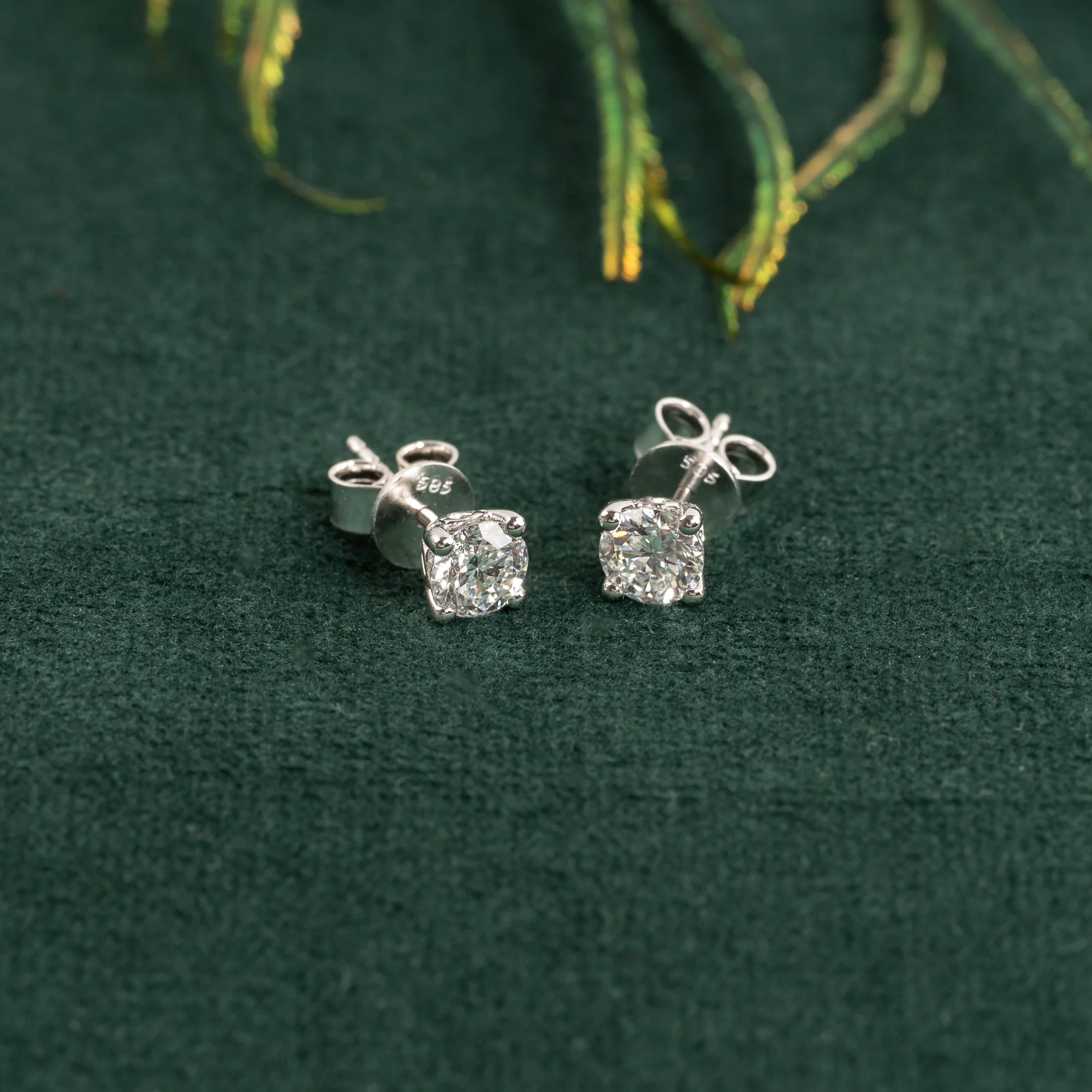 CLASSIC SOLITAIRE DIAMOND STUD EARRING - Image 4
