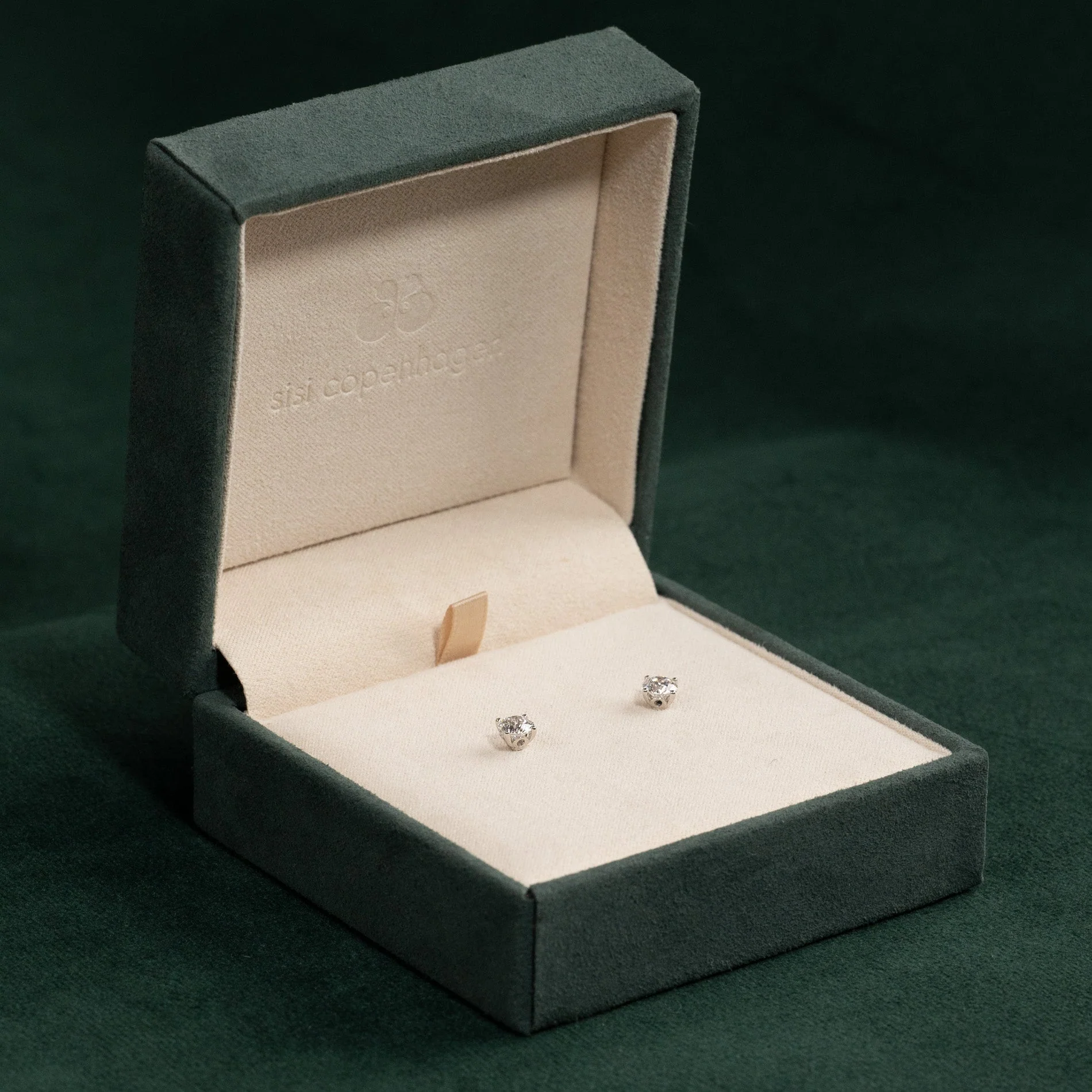 CLASSIC SOLITAIRE LAB-DIAMOND STUD EARRING - 1.0ct - WG - Image 4