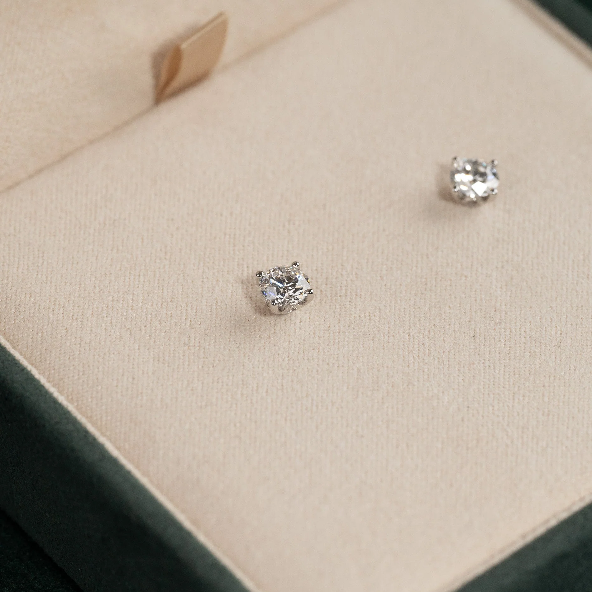 CLASSIC SOLITAIRE LAB-DIAMOND STUD EARRING - 1.0ct - WG - Image 7