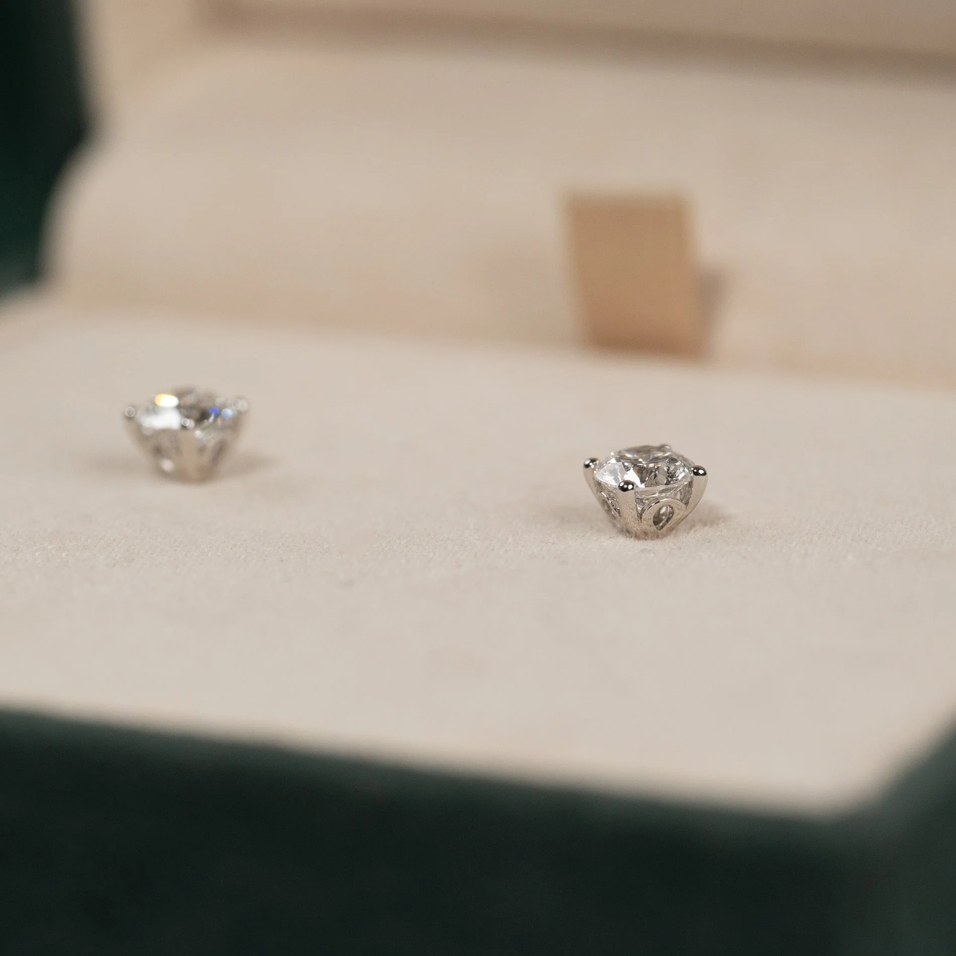 CLASSIC SOLITAIRE LAB-DIAMOND STUD EARRING - 1.0ct - WG - Image 9