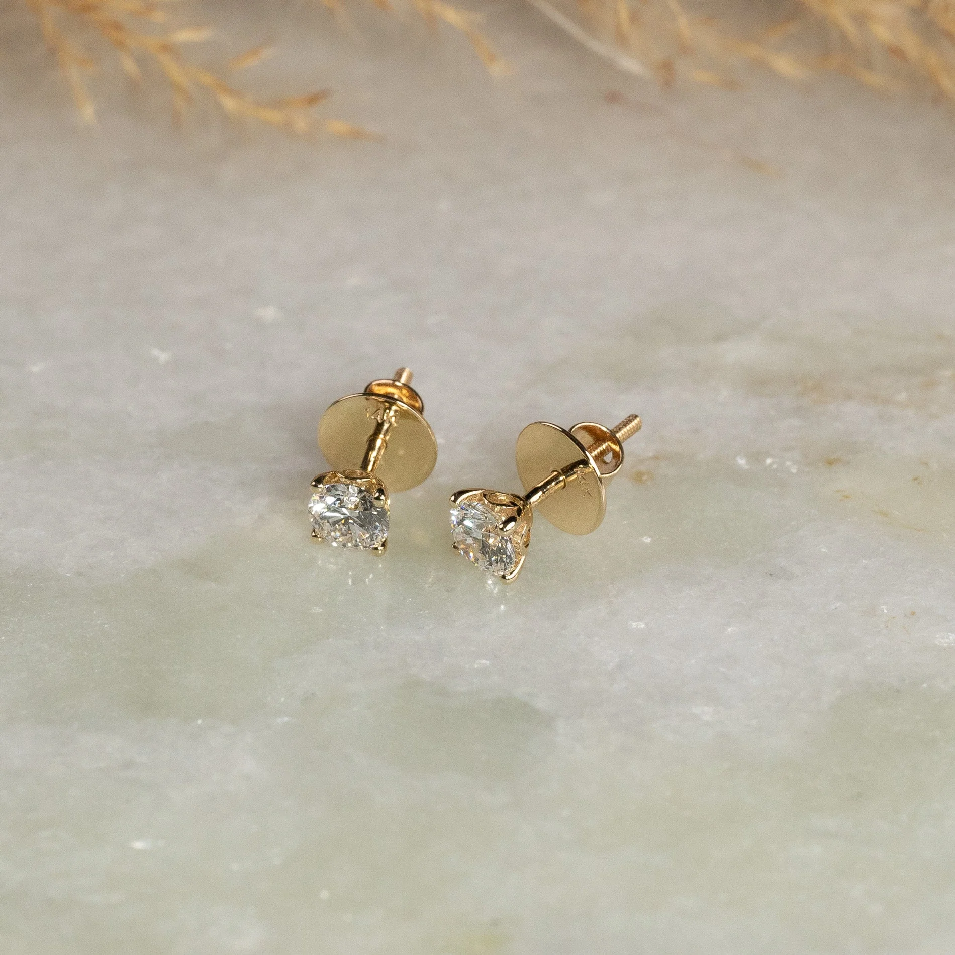 CLASSIC SOLITAIRE LAB-DIAMOND STUD EARRING - 1.0ct - YG - Image 3