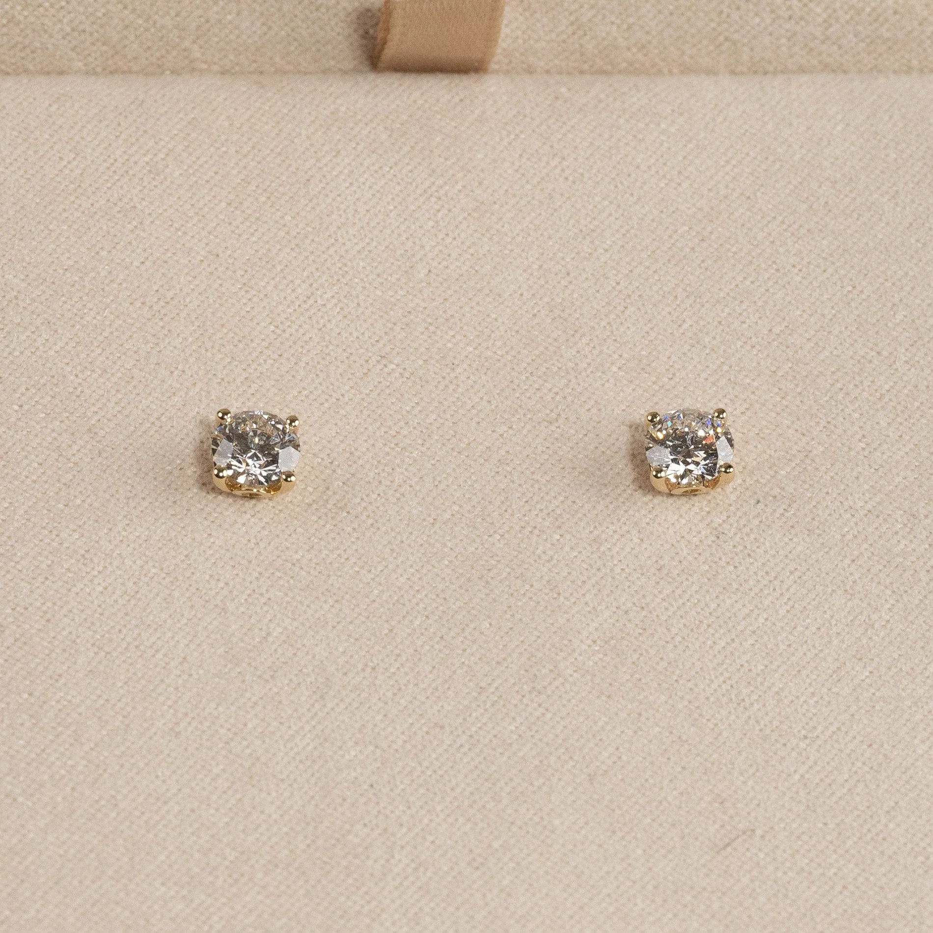 CLASSIC SOLITAIRE LAB-DIAMOND STUD EARRING - 1.0ct - YG - Image 4