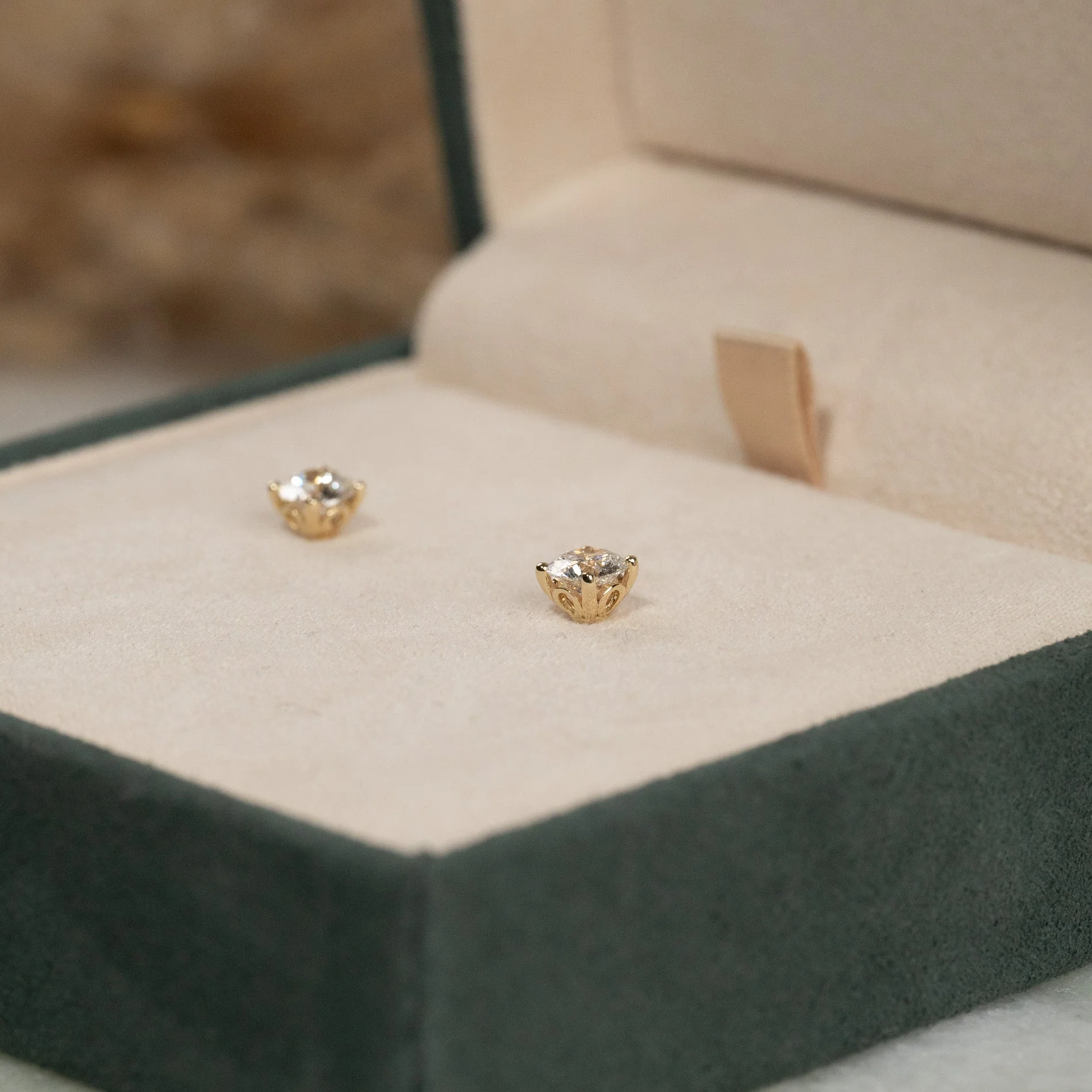 CLASSIC SOLITAIRE LAB-DIAMOND STUD EARRING - 1.0ct - YG - Image 6