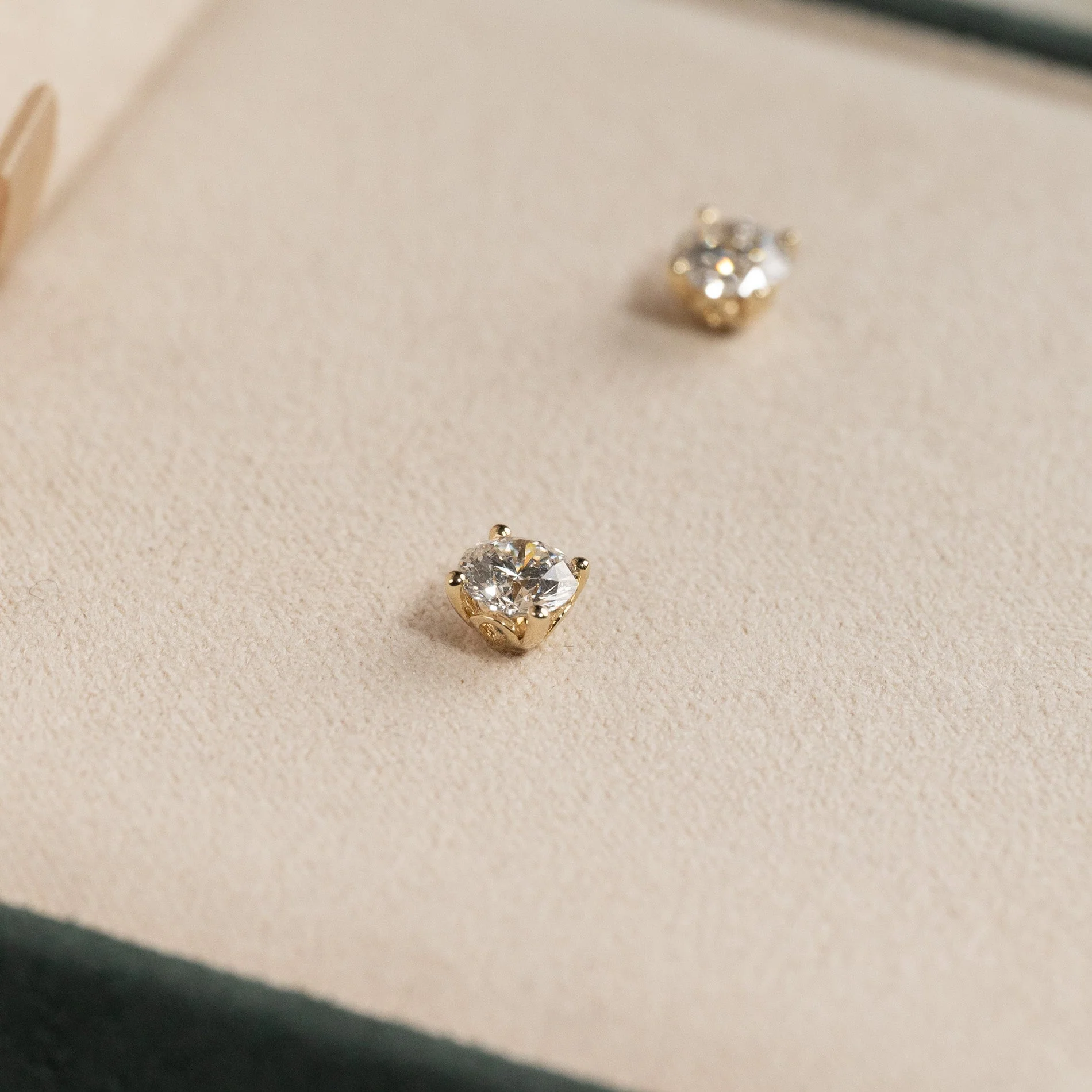 CLASSIC SOLITAIRE LAB-DIAMOND STUD EARRING - 1.0ct - YG - Image 7