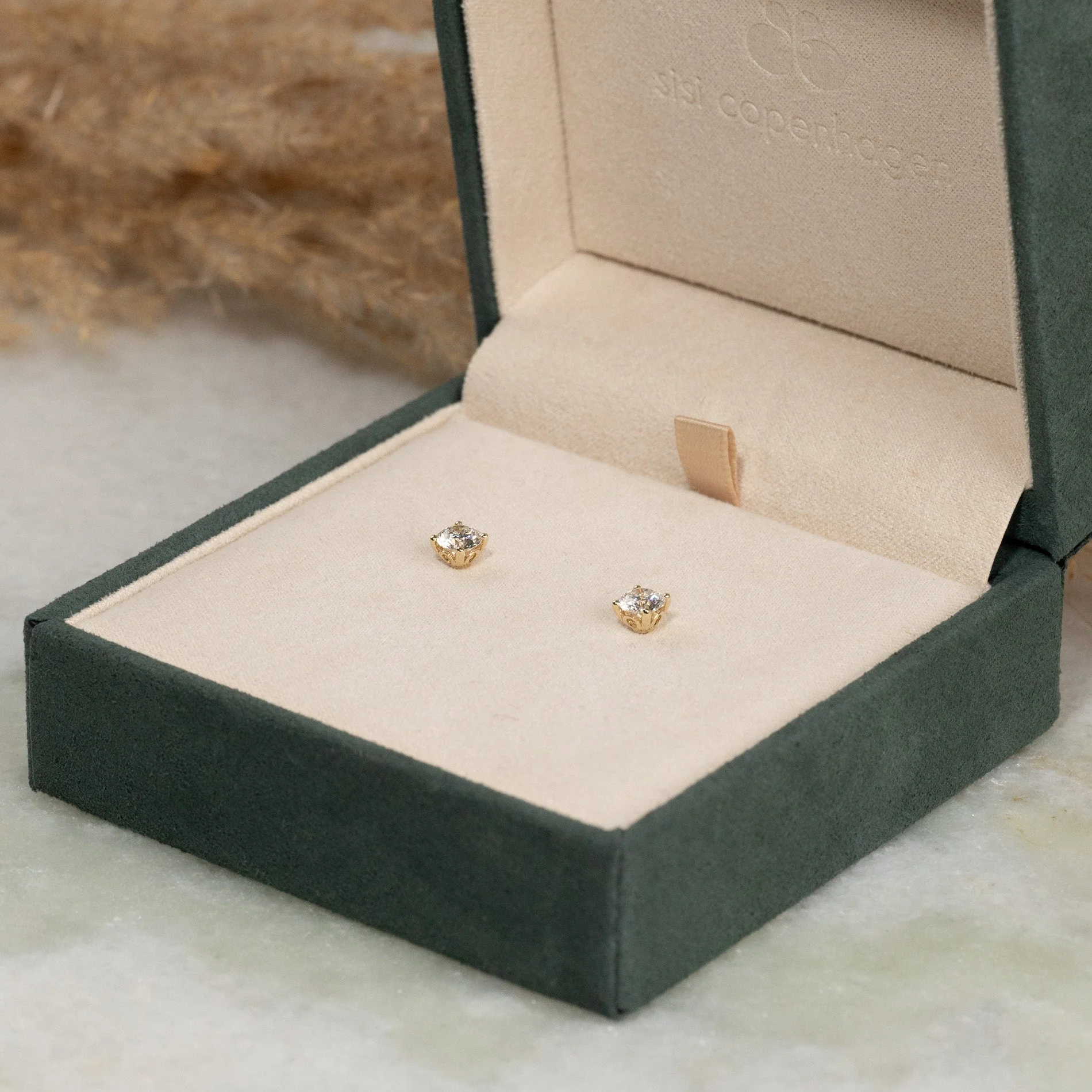 CLASSIC SOLITAIRE LAB-DIAMOND STUD EARRING - 1.0ct - YG - Image 8