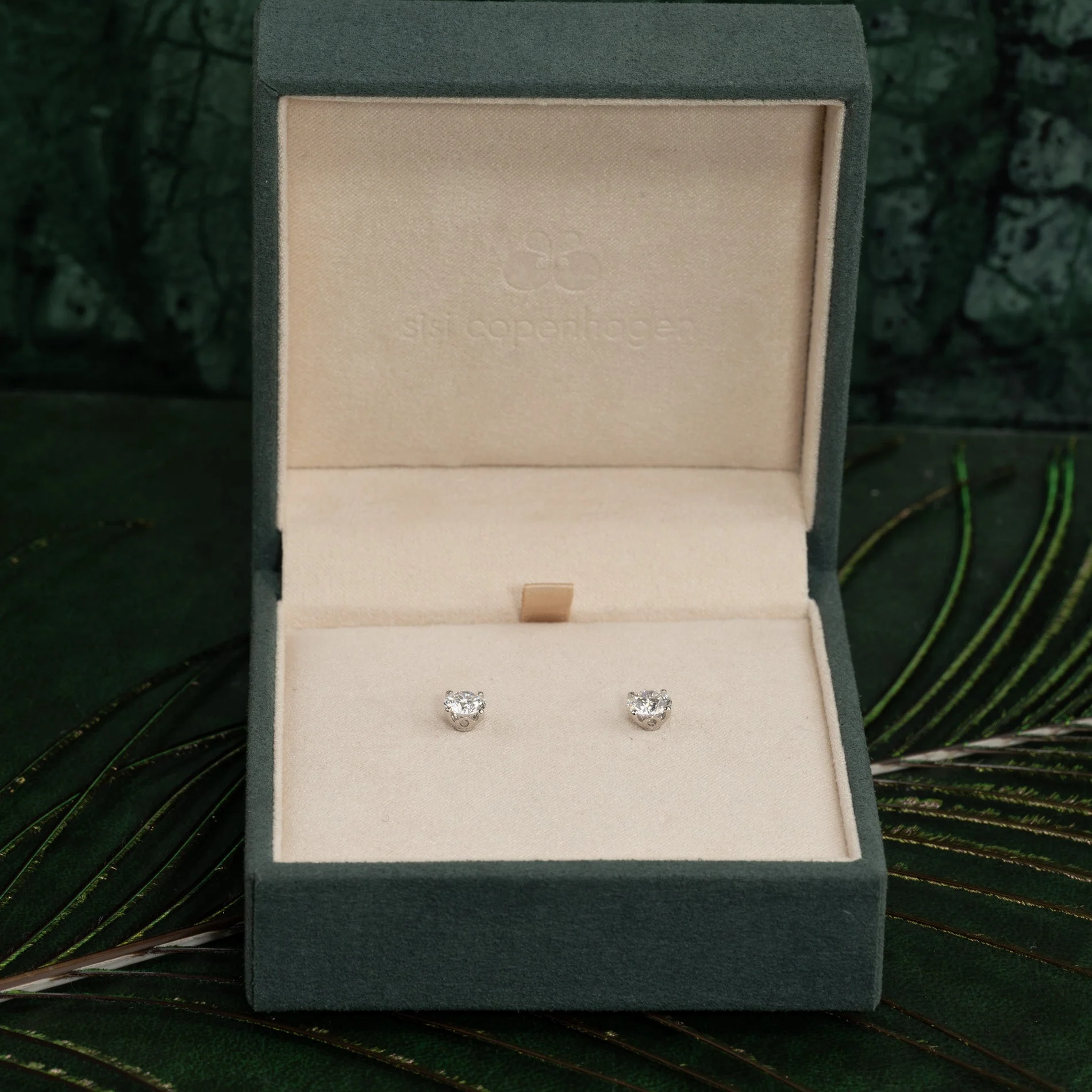 CLASSIC SOLITAIRE LAB-DIAMOND STUD EARRING - 1.5ct - WG - Image 10