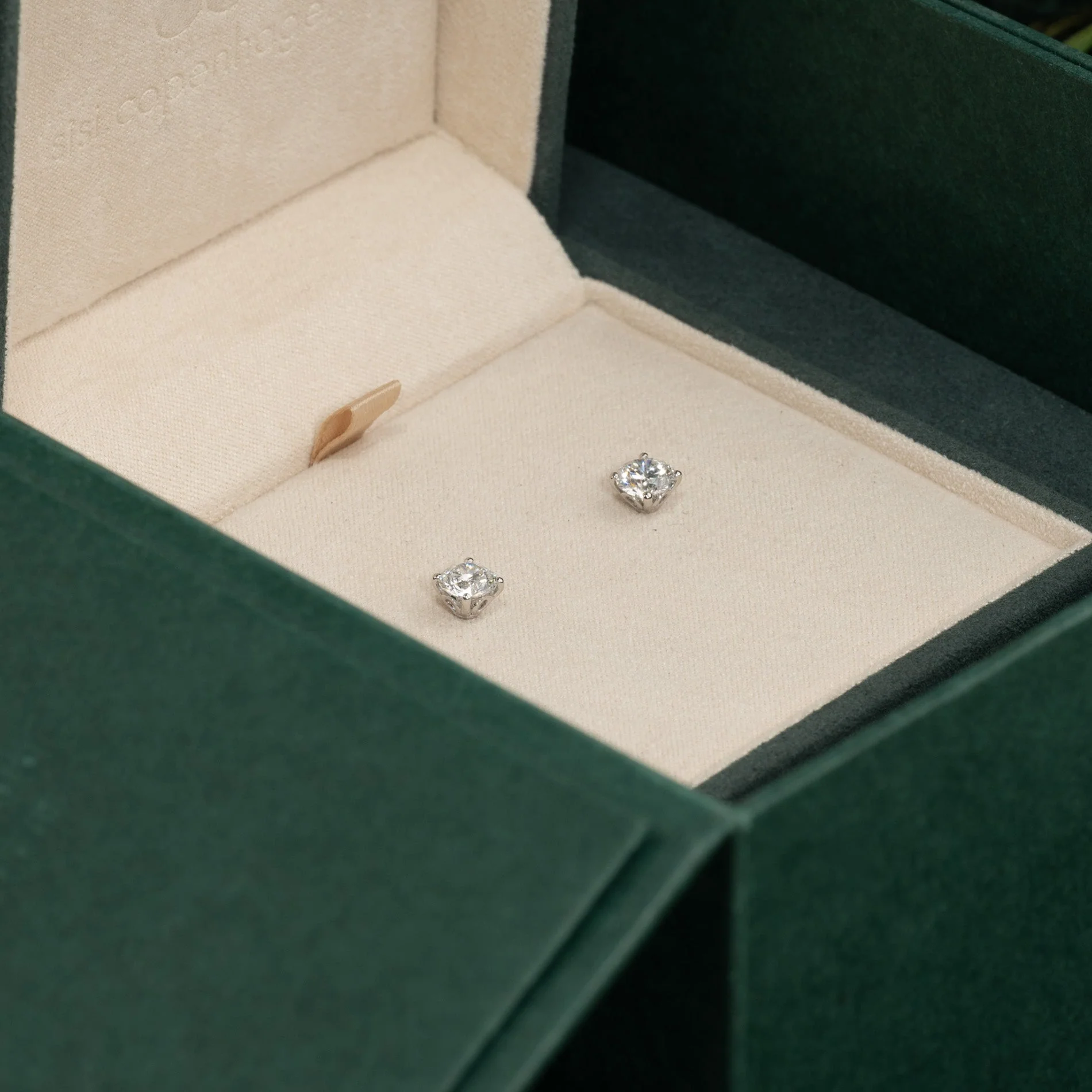 CLASSIC SOLITAIRE LAB-DIAMOND STUD EARRING - 1.5ct - WG - Image 15