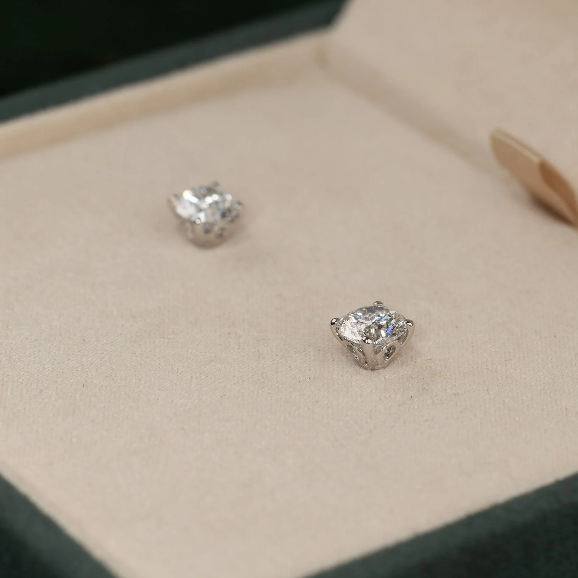 CLASSIC SOLITAIRE LAB-DIAMOND STUD EARRING - 1.5ct - WG - Image 6