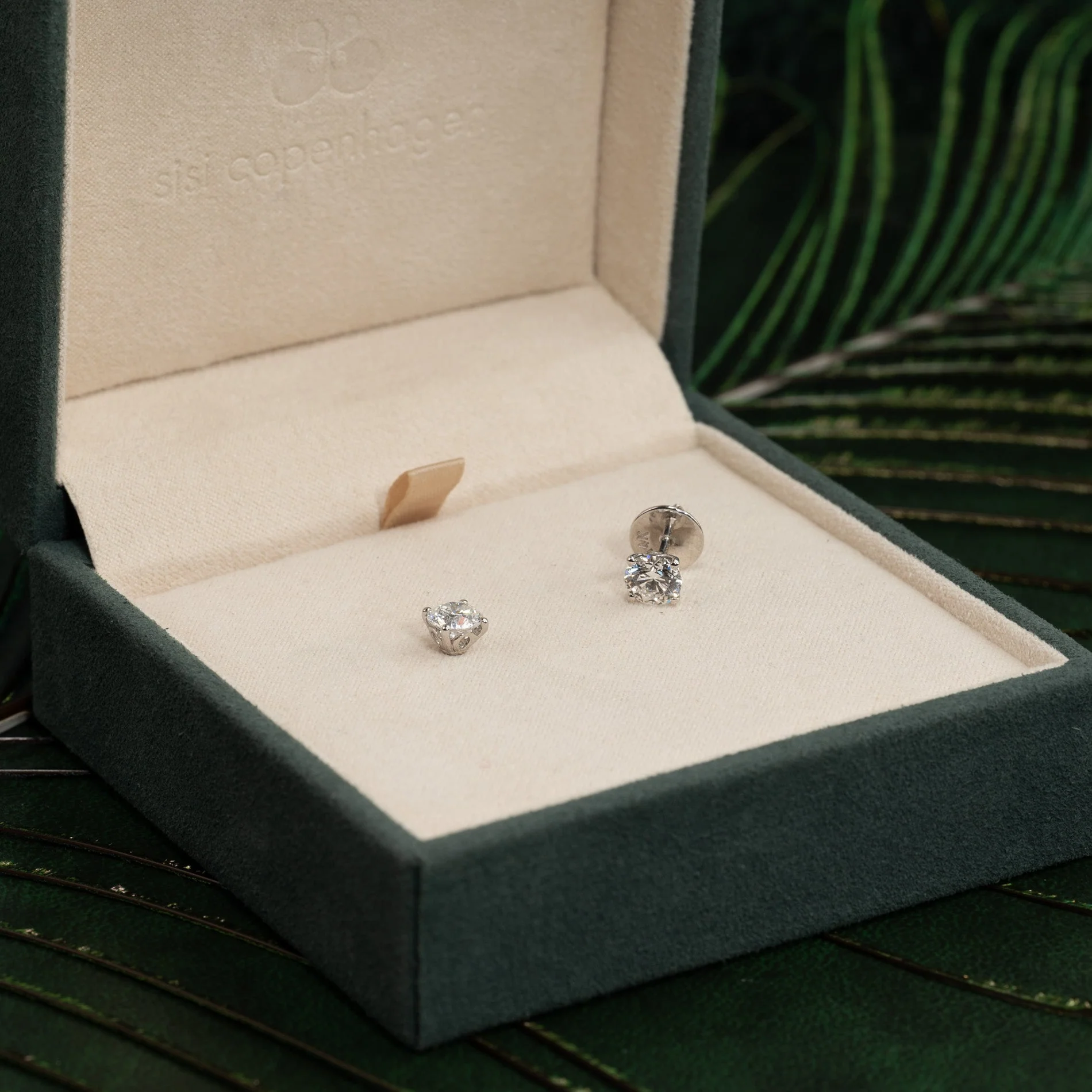 CLASSIC SOLITAIRE LAB-DIAMOND STUD EARRING - 1.5ct - WG - Image 8