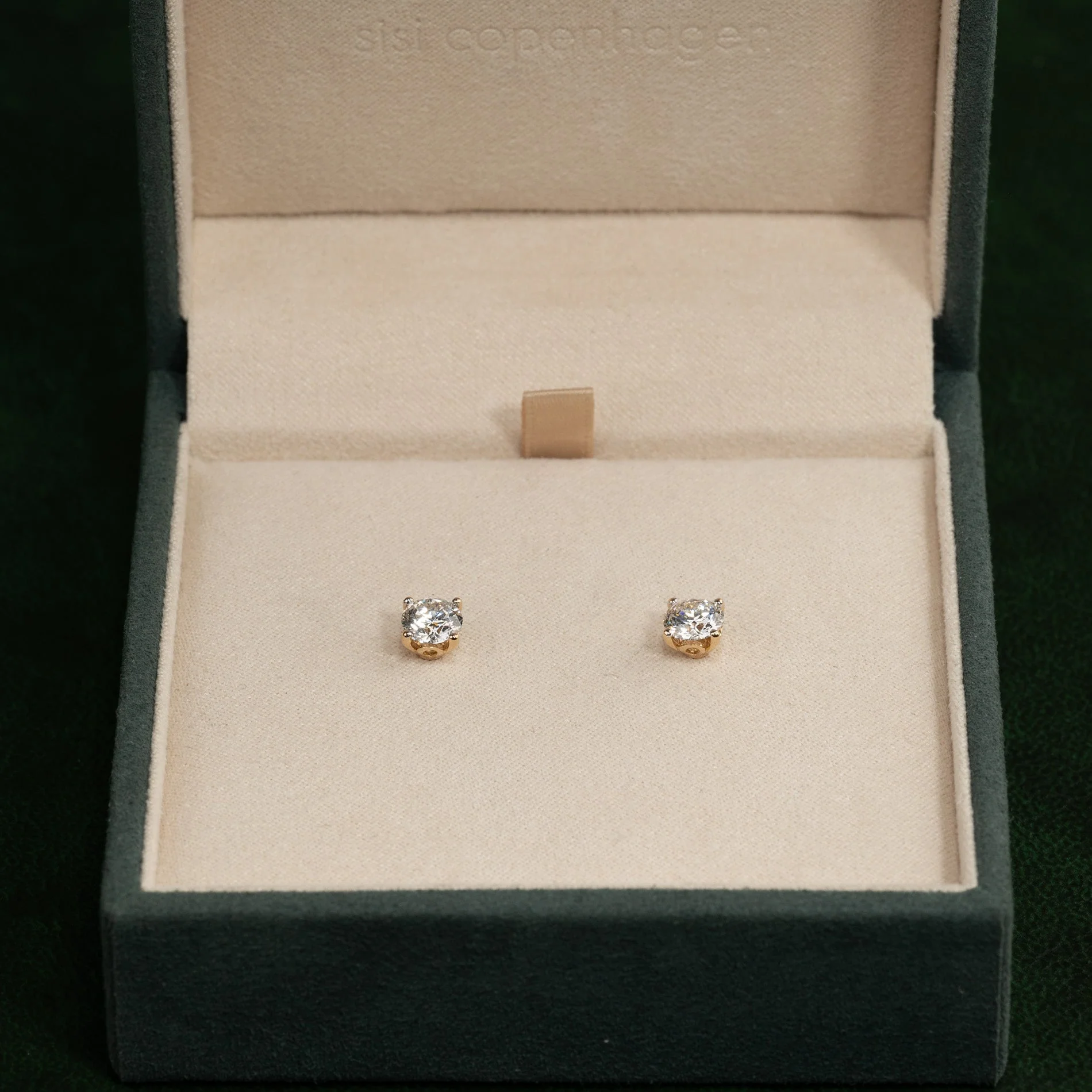 CLASSIC SOLITAIRE LAB-DIAMOND STUD EARRING - 1.5ct - YG - Image 3