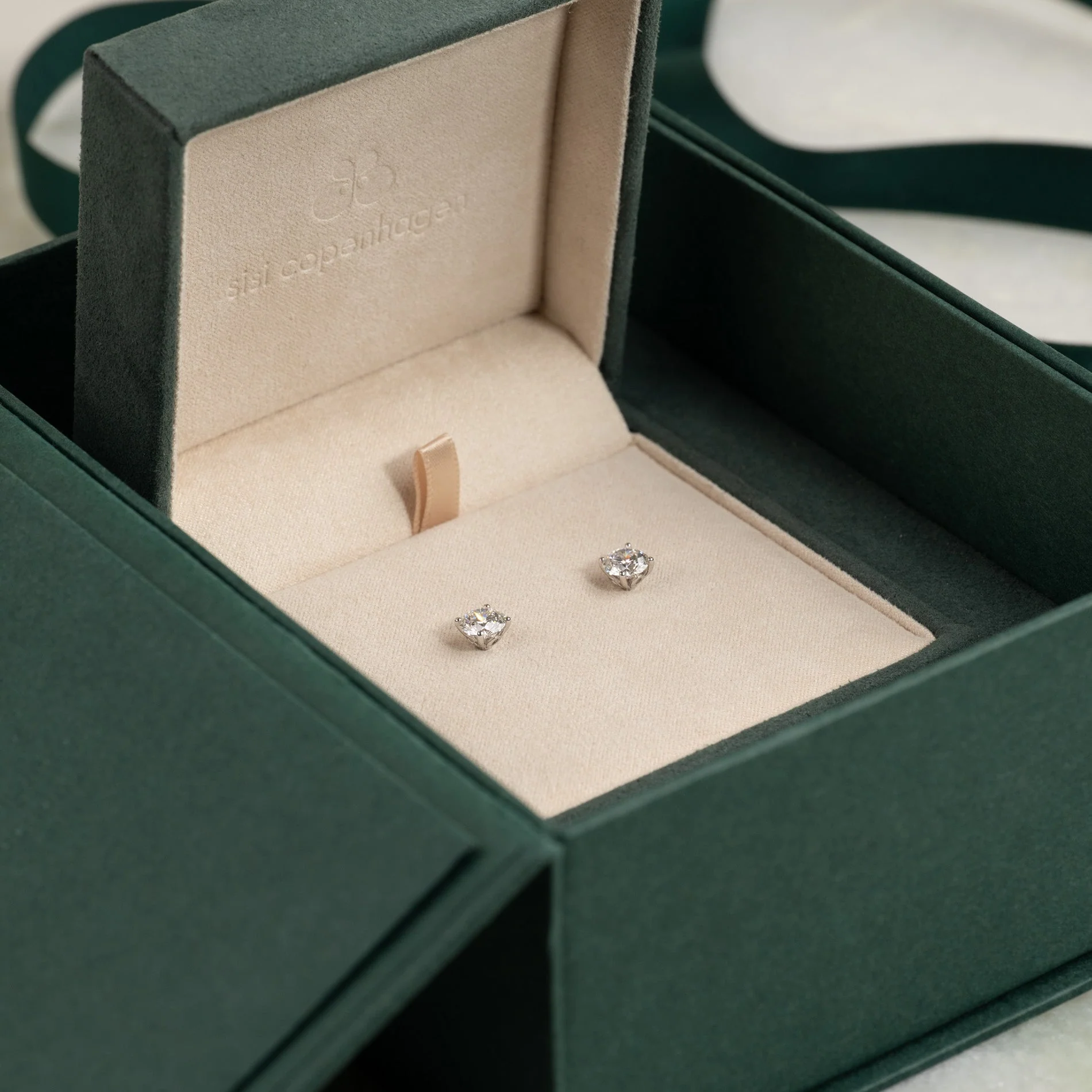 CLASSIC SOLITAIRE LAB-DIAMOND STUD EARRING - 2.0ct - WG - Image 10