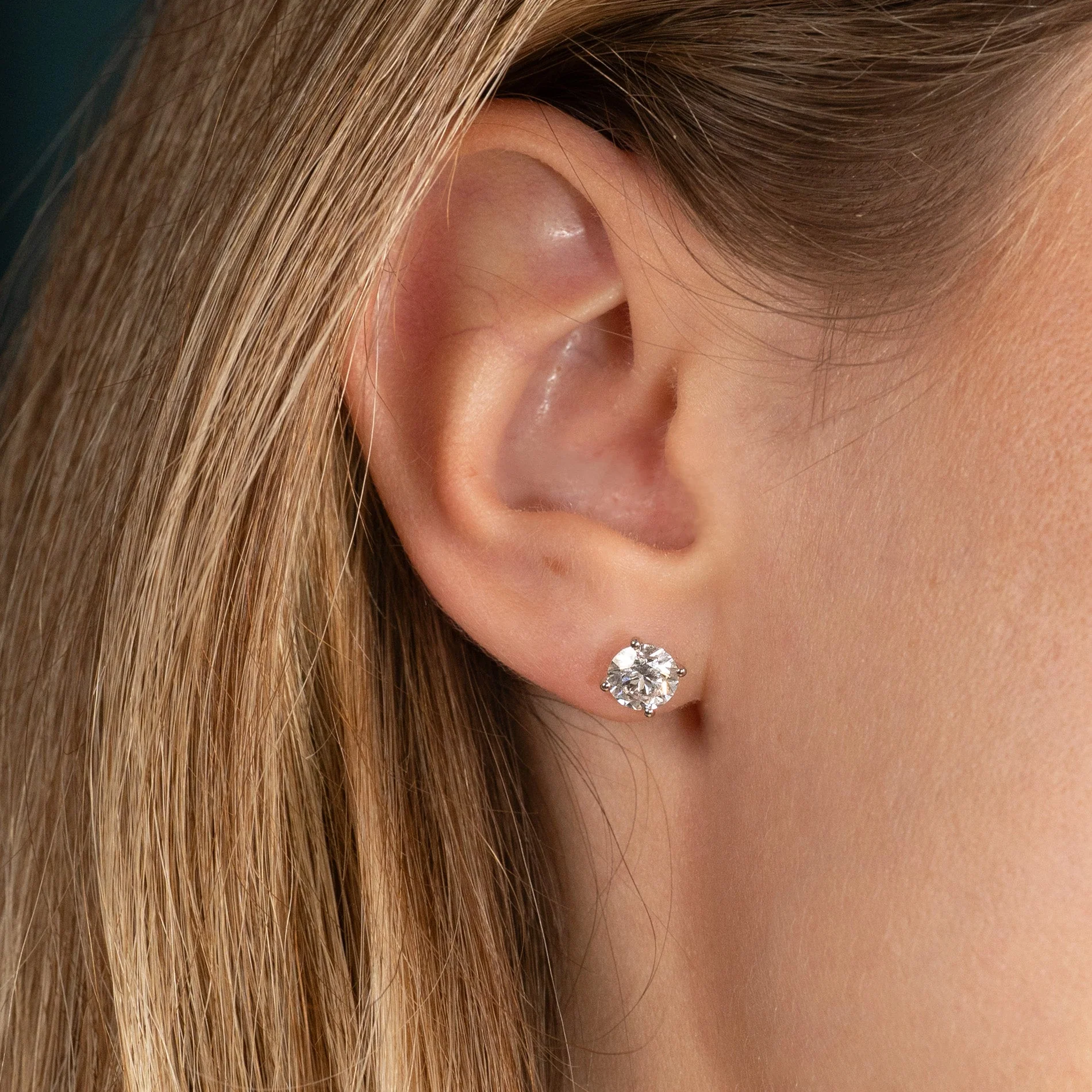 CLASSIC SOLITAIRE LAB-DIAMOND STUD EARRING - 2.0ct - WG - Image 2