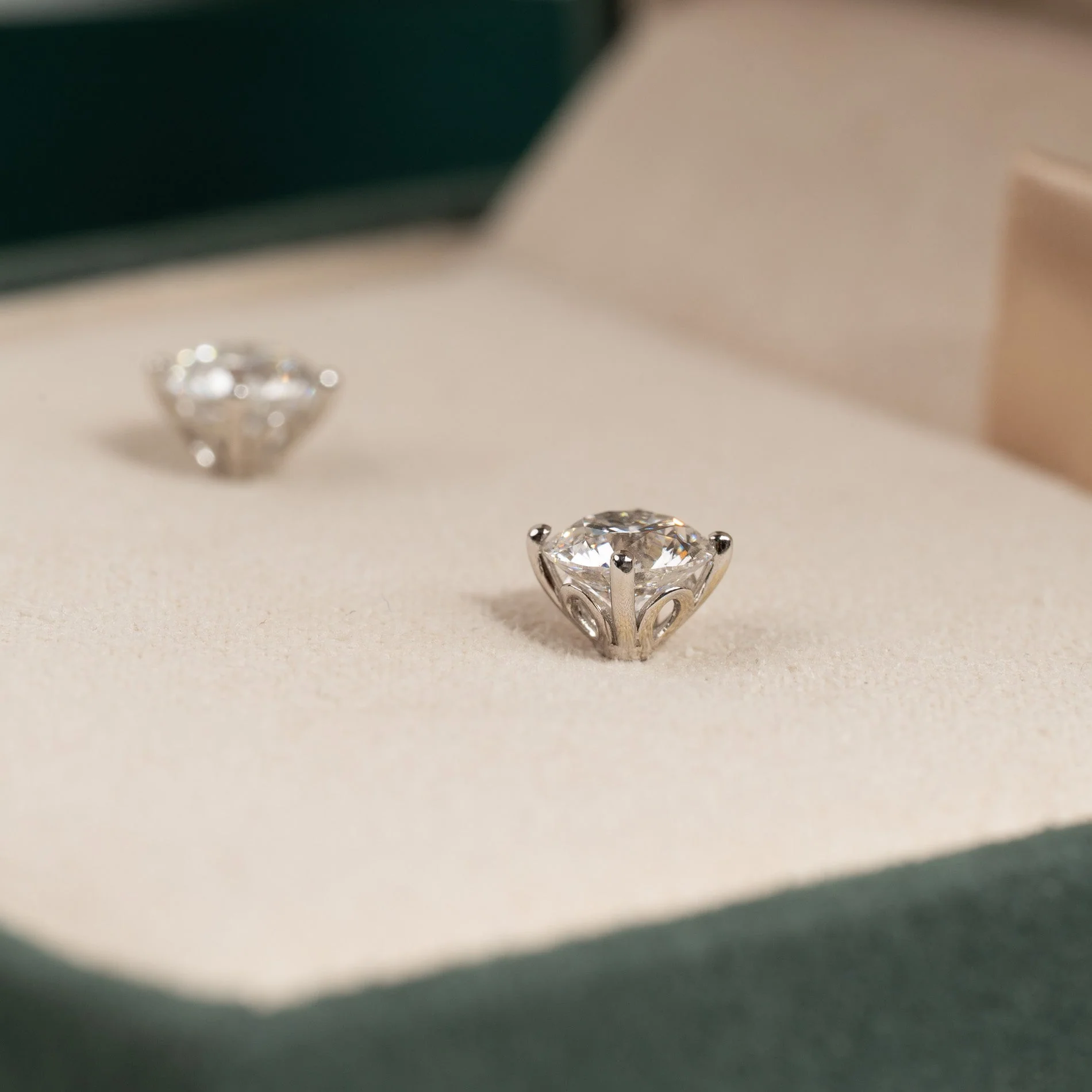CLASSIC SOLITAIRE LAB-DIAMOND STUD EARRING - 2.0ct - WG - Image 7