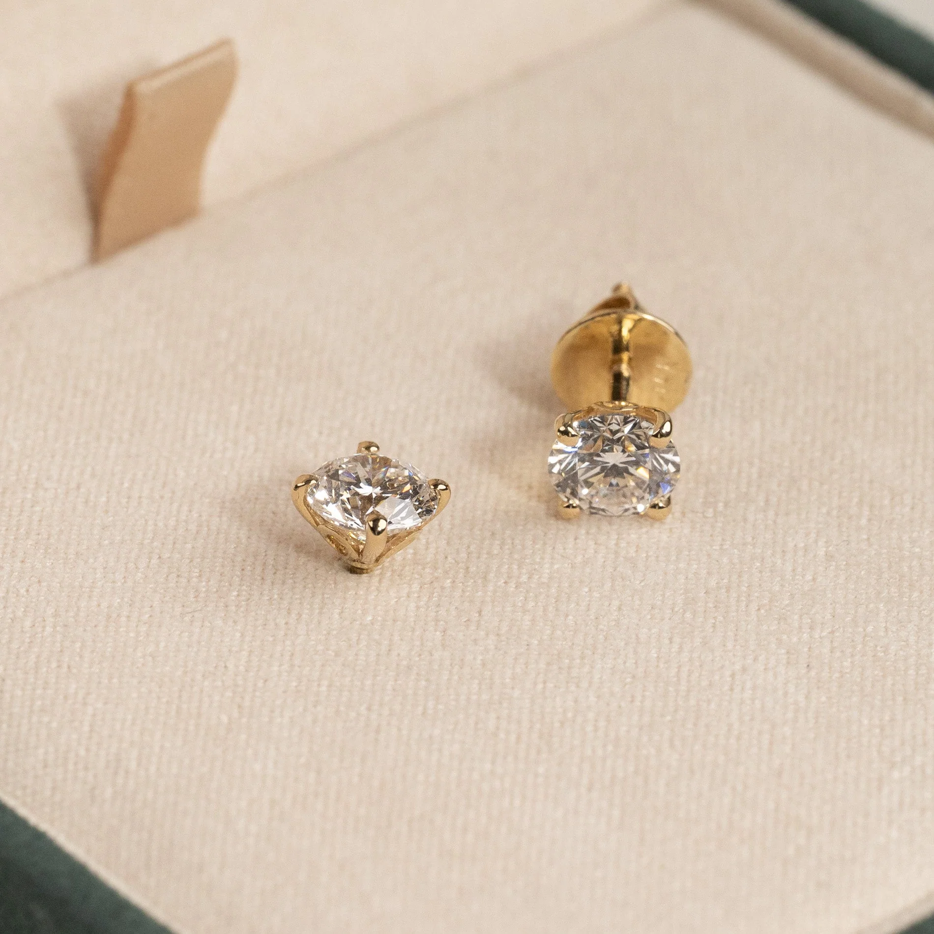 CLASSIC SOLITAIRE LAB-DIAMOND STUD EARRING - 2.0ct - YG - Image 4