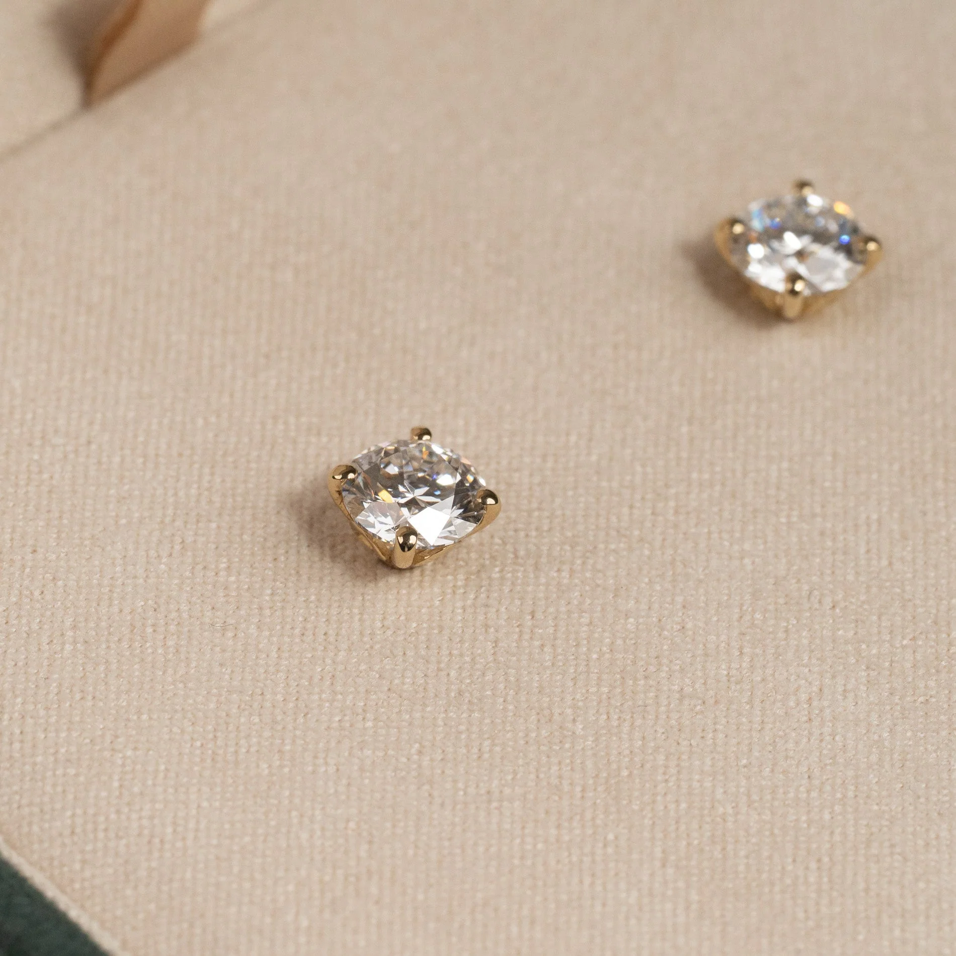 CLASSIC SOLITAIRE LAB-DIAMOND STUD EARRING - 2.0ct - YG - Image 8