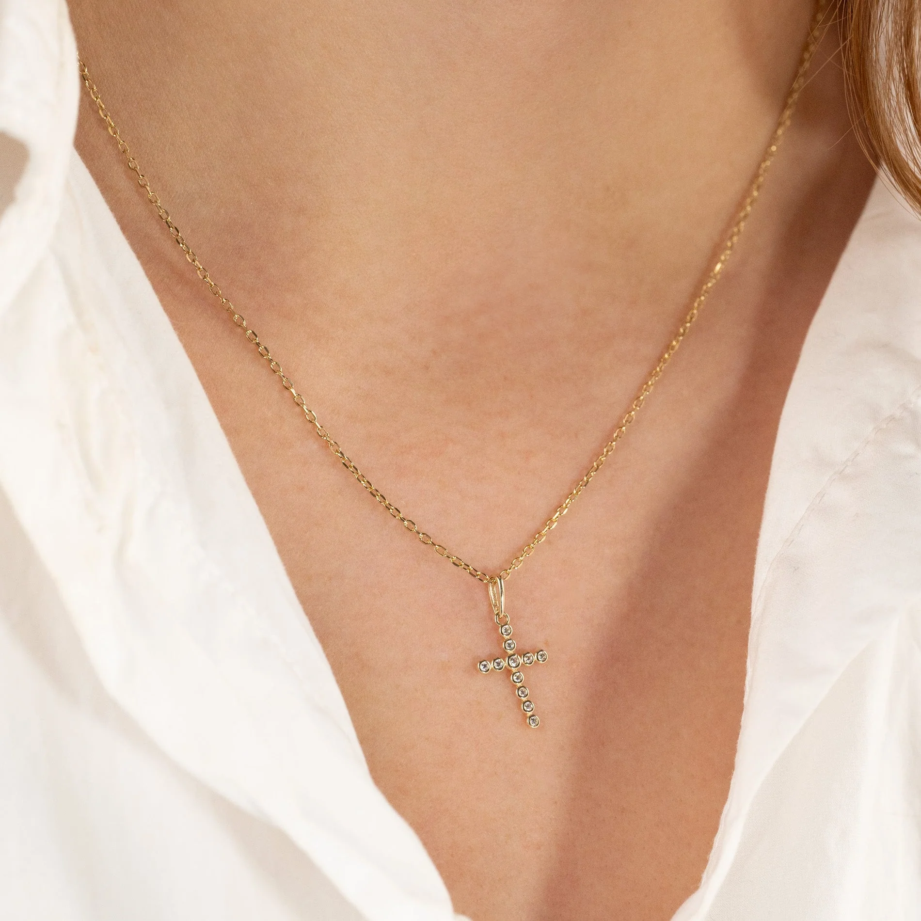 CRYSTAL CROSS SOLID GOLD PENDANT - Image 2