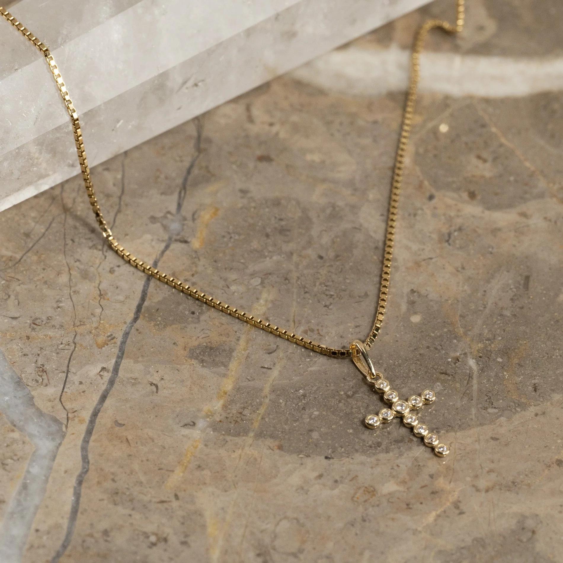 CRYSTAL CROSS SOLID GOLD PENDANT - Image 6