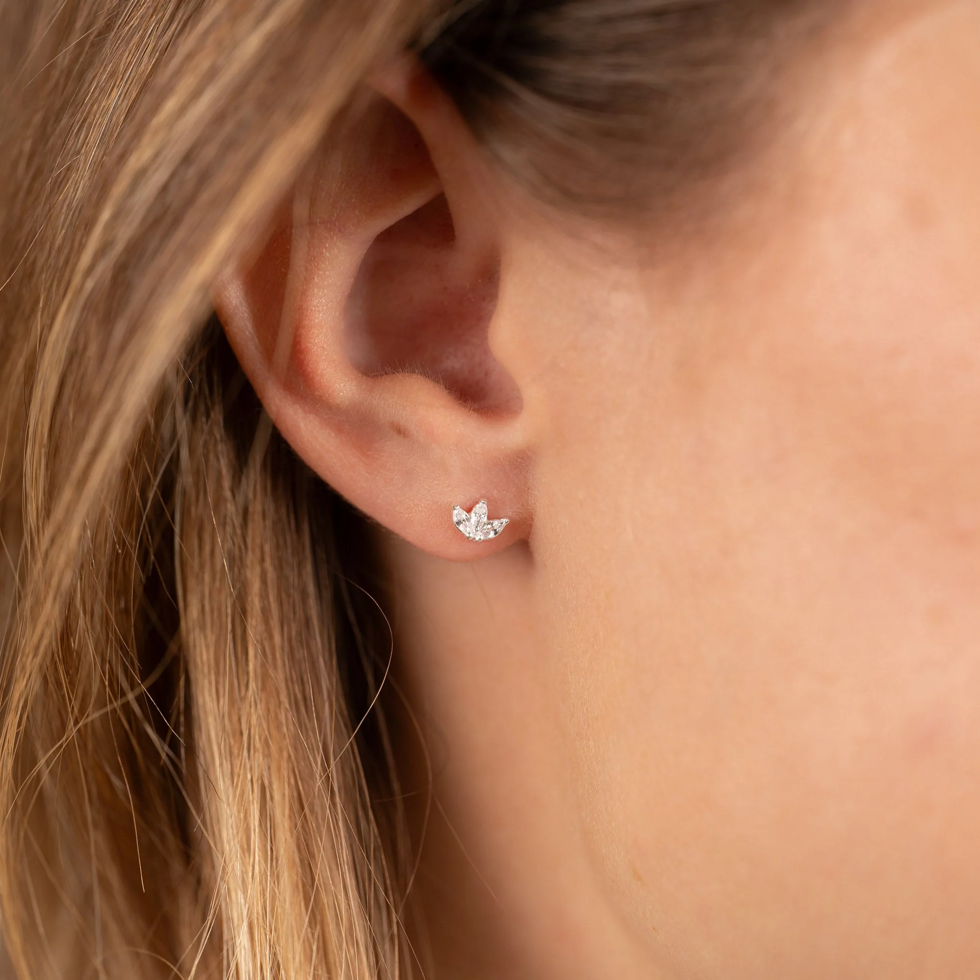 DAHLIA CRYSTAL SILVER EARRING - Image 2