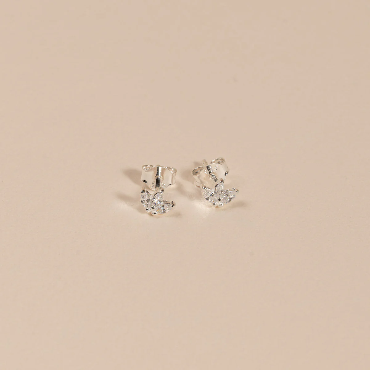 DAHLIA CRYSTAL SILVER EARRING - Image 4