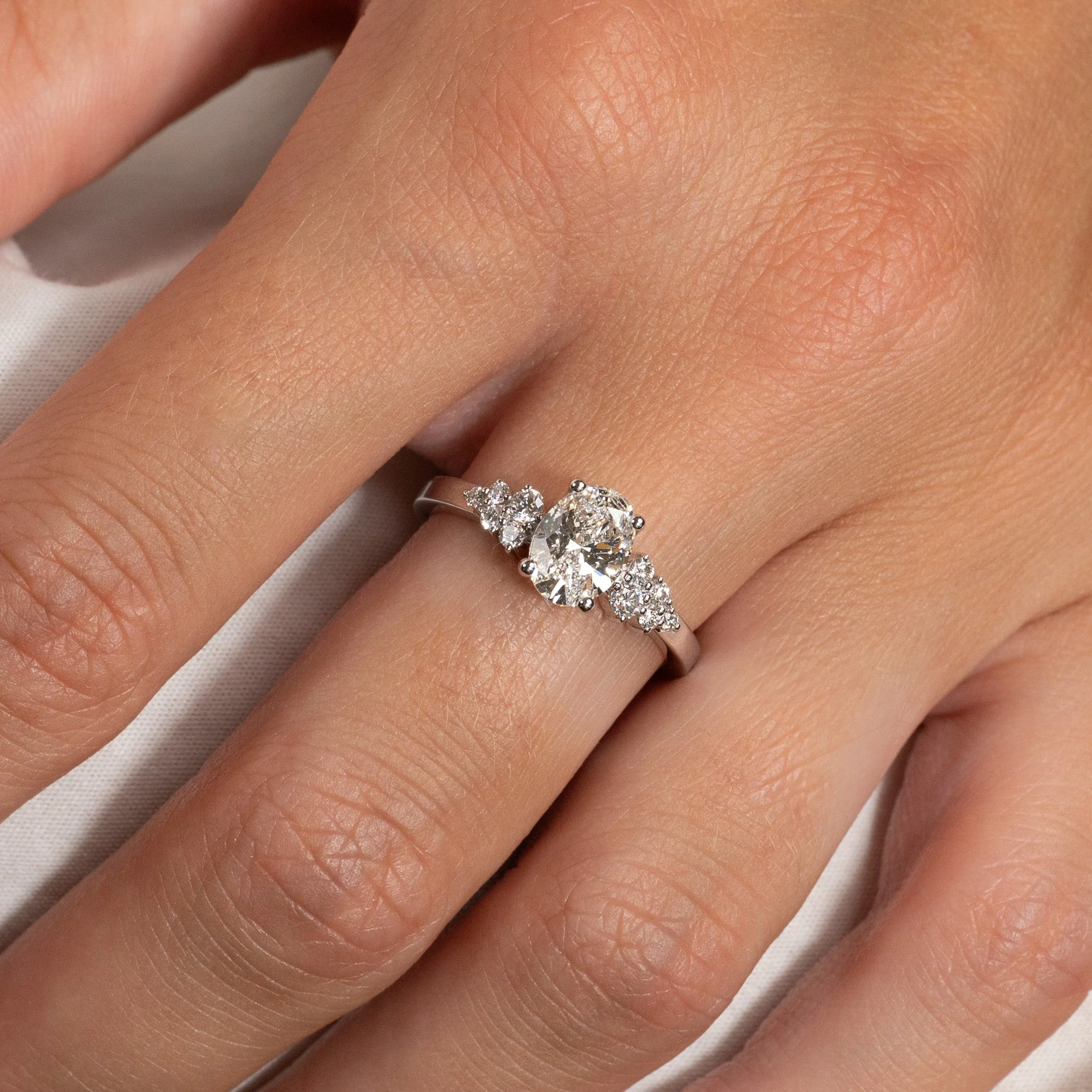 DELICATE CLUSTER OVAL-CUT LAB-DIAMOND RING - 1.25ct - WG - Image 2