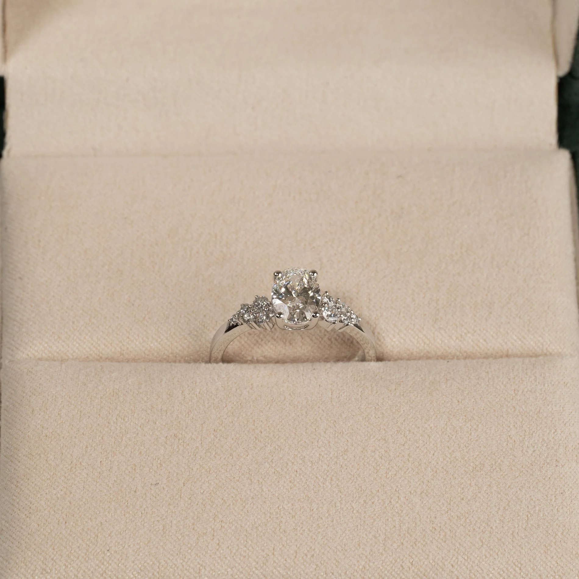 DELICATE CLUSTER OVAL-CUT LAB-DIAMOND RING - 1.25ct - WG - Image 3