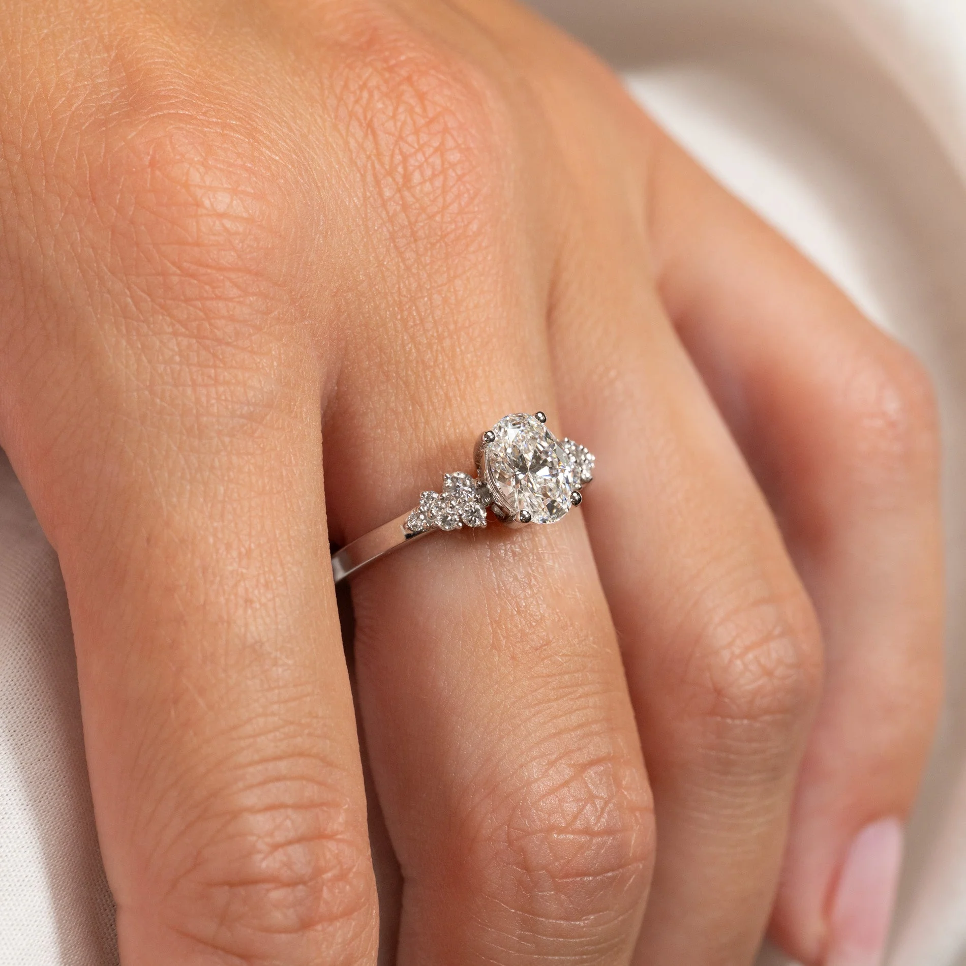 DELICATE CLUSTER OVAL-CUT LAB-DIAMOND RING - 1.25ct - WG - Image 4