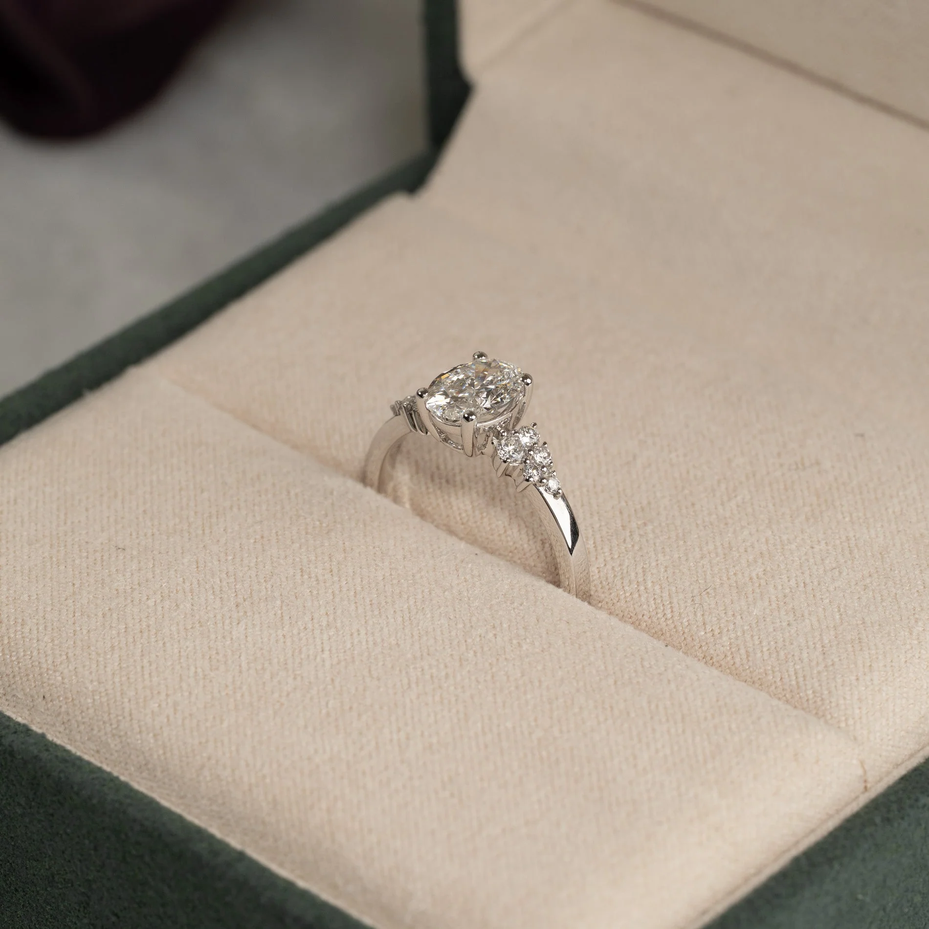 DELICATE CLUSTER OVAL-CUT LAB-DIAMOND RING - 1.25ct - WG - Image 5
