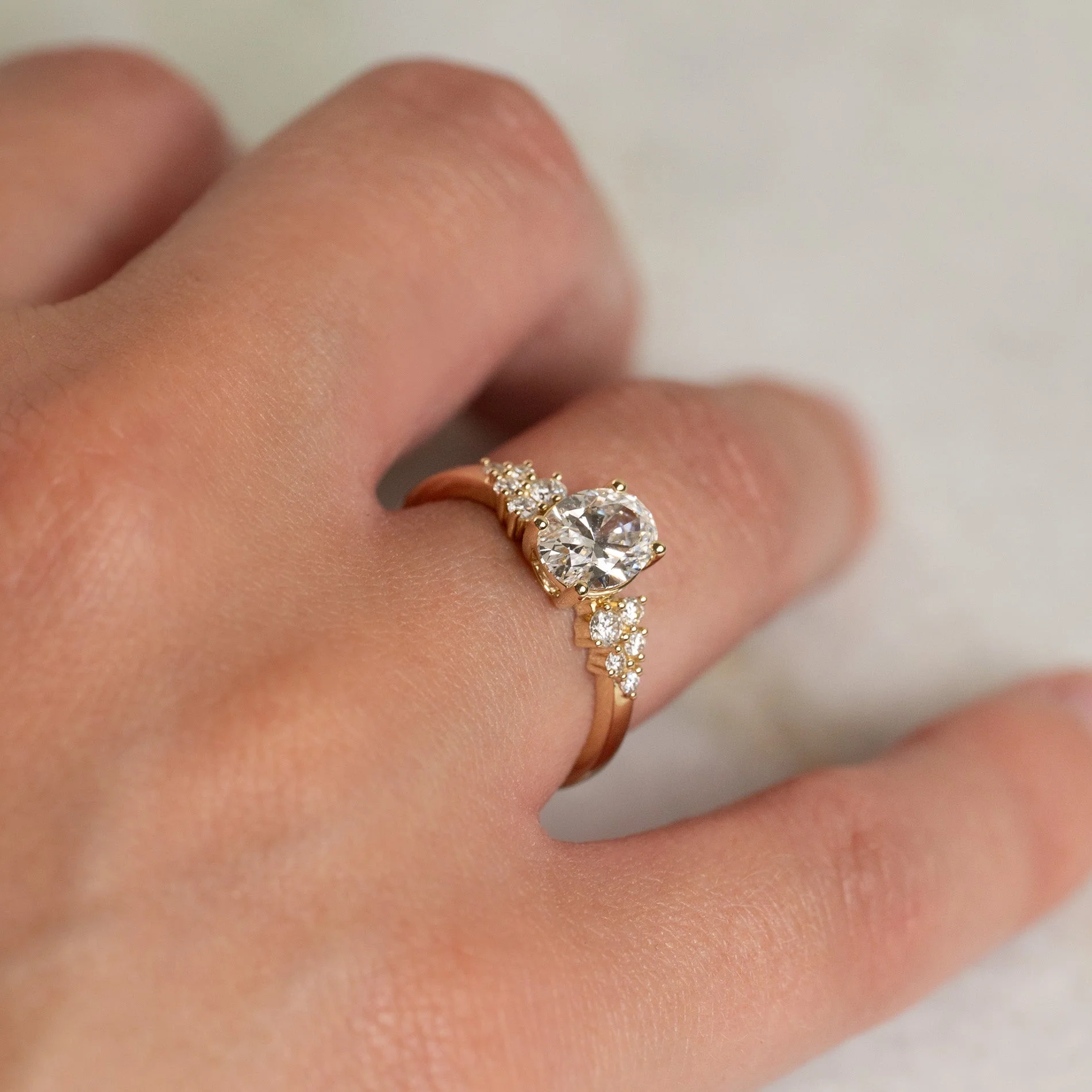 DELICATE CLUSTER OVAL-CUT LAB-DIAMOND RING - 1.25ct - YG - Image 2