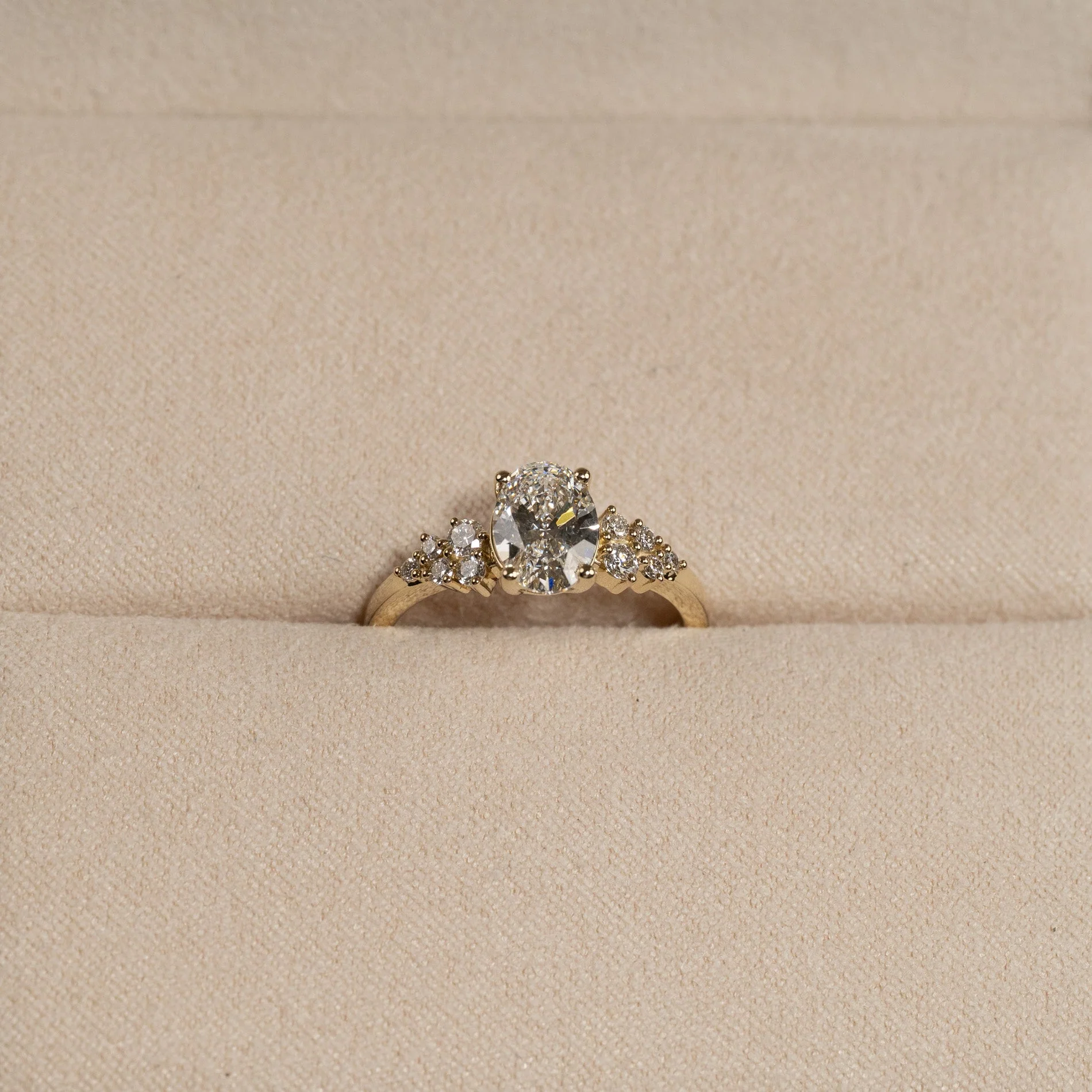DELICATE CLUSTER OVAL-CUT LAB-DIAMOND RING - 1.25ct - YG - Image 3