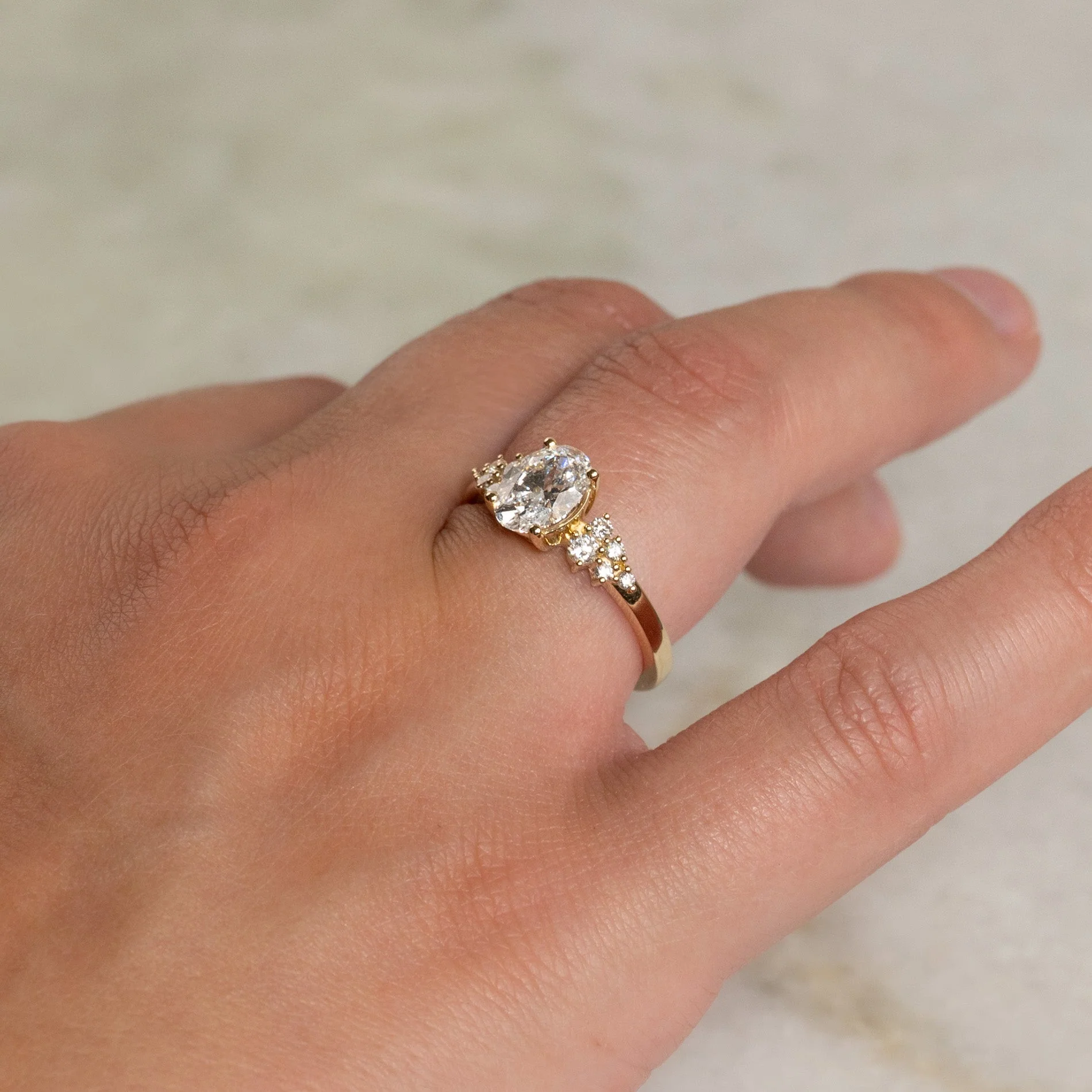 DELICATE CLUSTER OVAL-CUT LAB-DIAMOND RING - 1.25ct - YG - Image 6