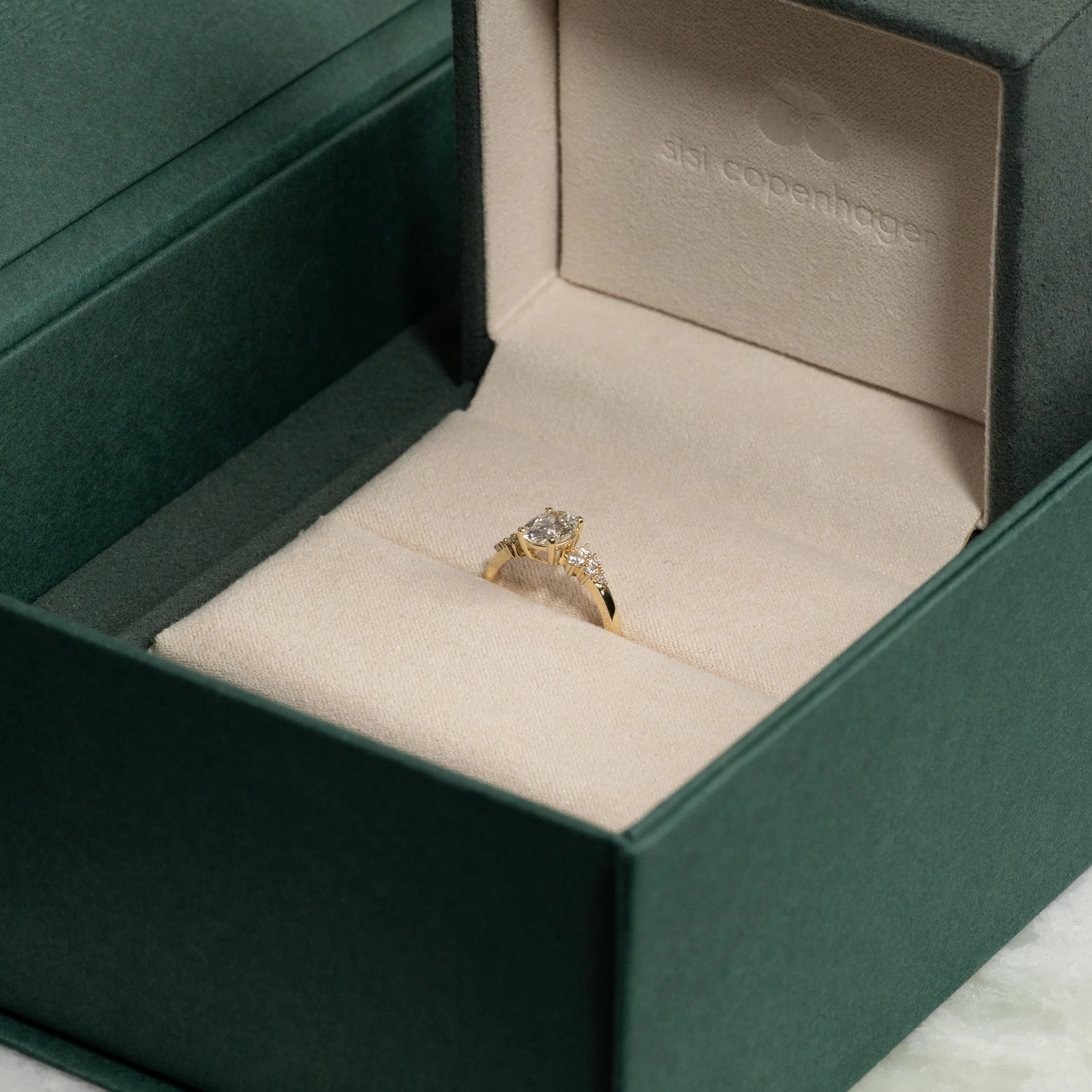 DELICATE CLUSTER OVAL-CUT LAB-DIAMOND RING - 1.25ct - YG - Image 7