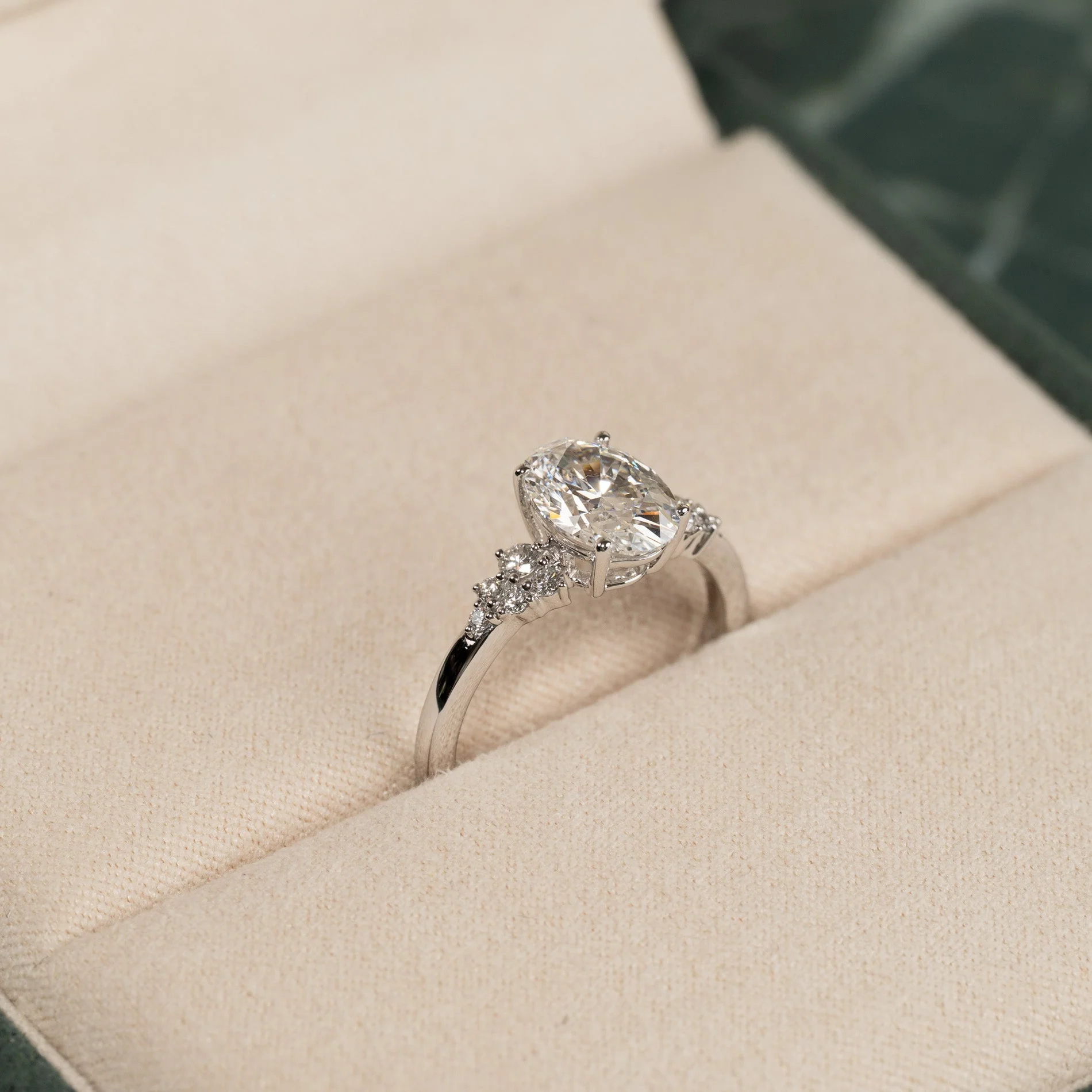 DELICATE CLUSTER OVAL-CUT LAB-DIAMOND RING - 1.85ct - WG - Image 3