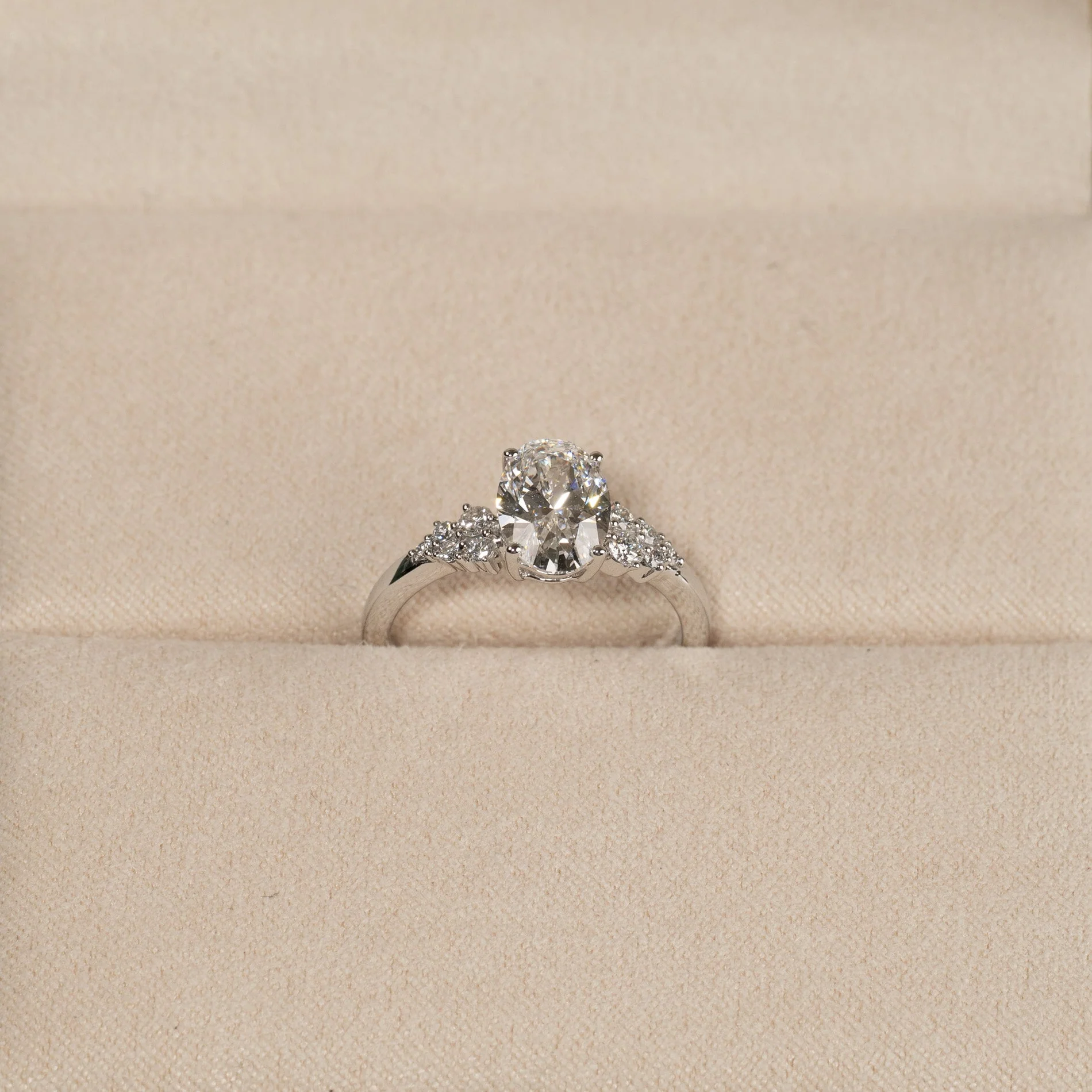 DELICATE CLUSTER OVAL-CUT LAB-DIAMOND RING - 1.85ct - WG - Image 4