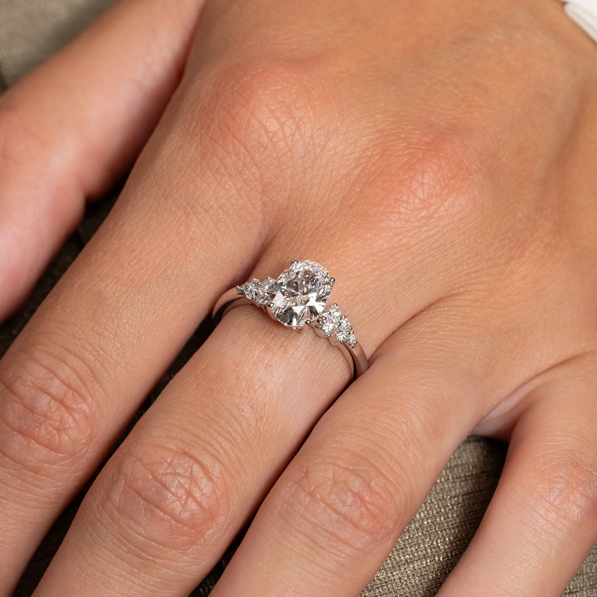 DELICATE CLUSTER OVAL-CUT LAB-DIAMOND RING - 1.85ct - WG - Image 5