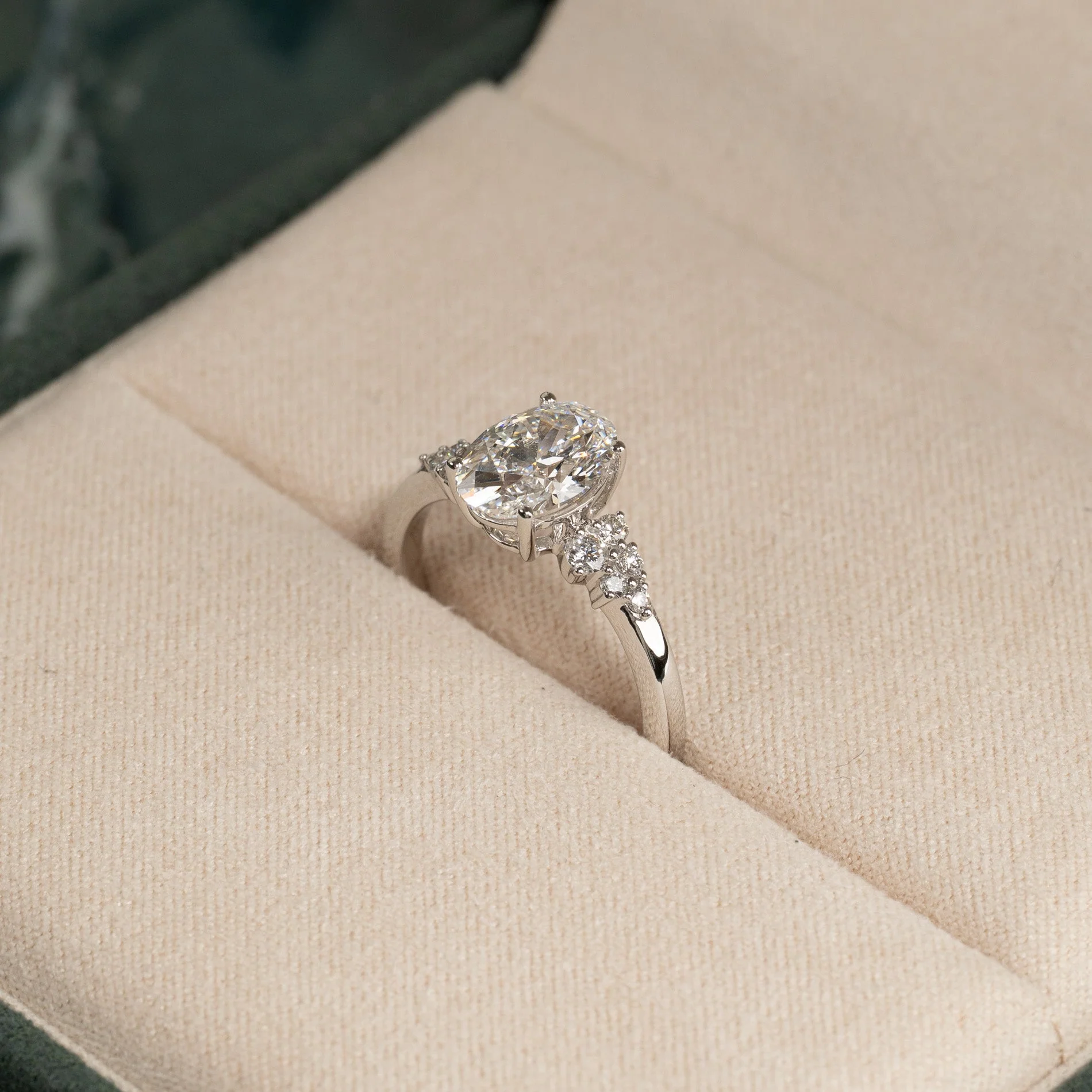 DELICATE CLUSTER OVAL-CUT LAB-DIAMOND RING - 1.85ct - WG - Image 7