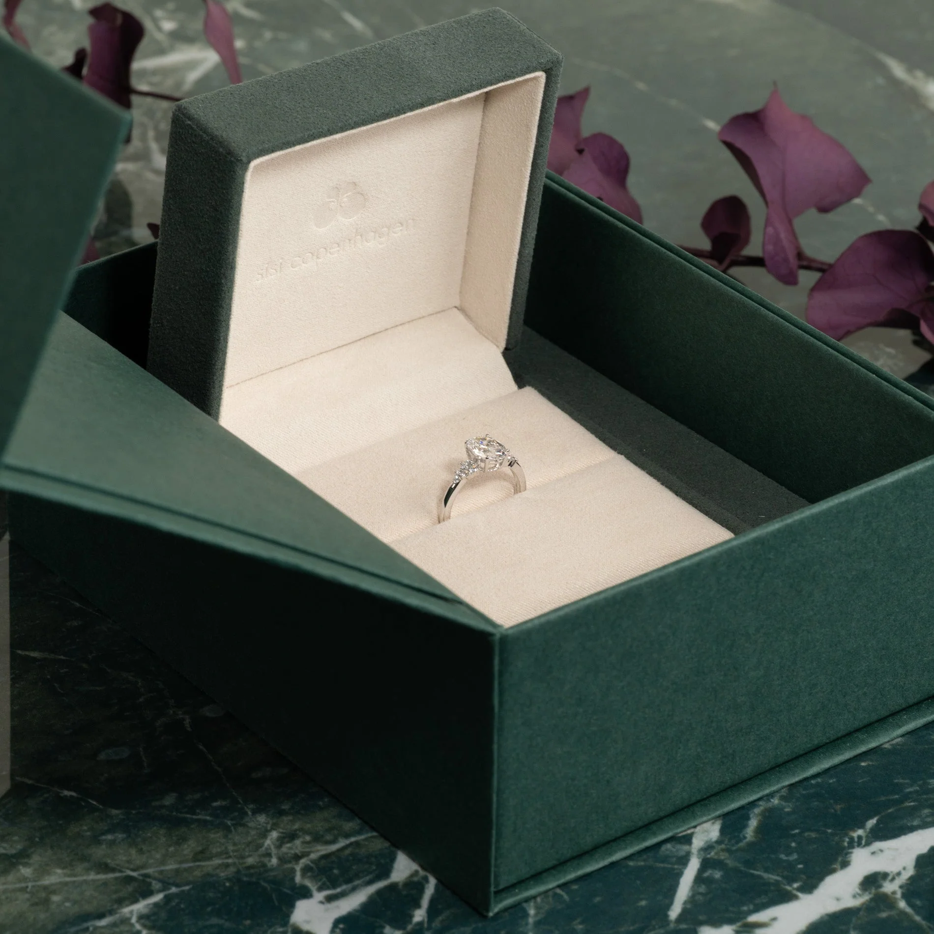 DELICATE CLUSTER OVAL-CUT LAB-DIAMOND RING - 1.85ct - WG - Image 9