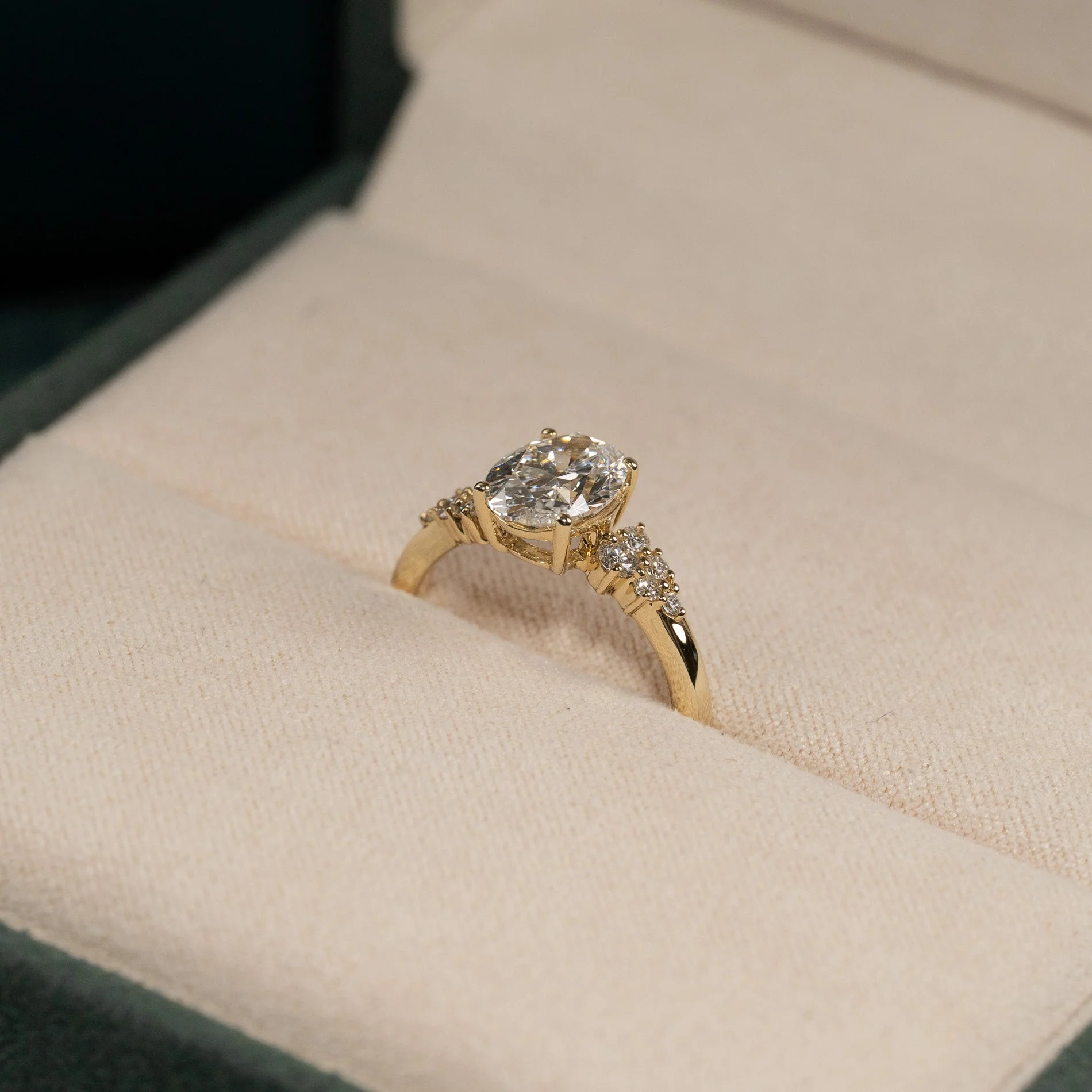 DELICATE CLUSTER OVAL-CUT LAB-DIAMOND RING - 1.85ct - YG - Image 4