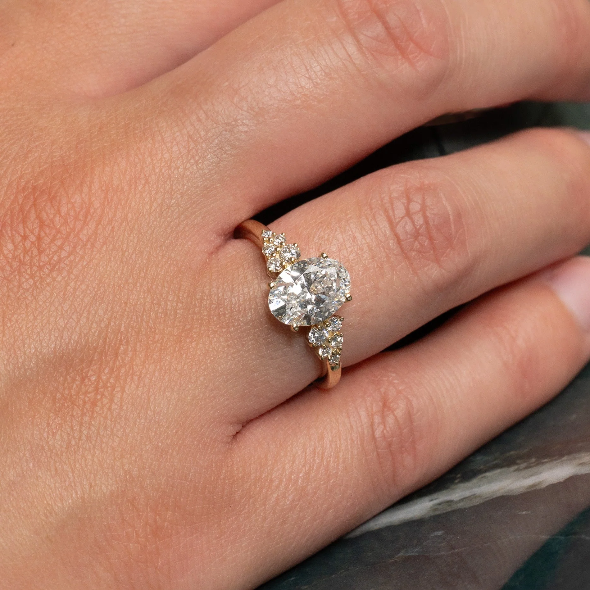 DELICATE CLUSTER OVAL-CUT LAB-DIAMOND RING - 1.85ct - YG - Image 5