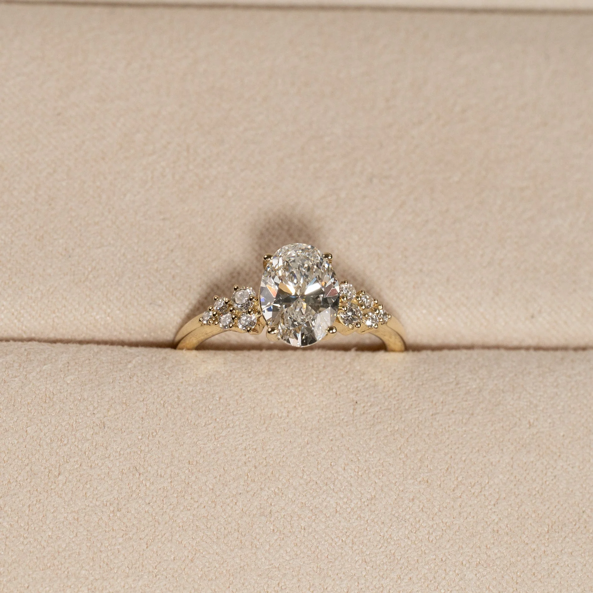 DELICATE CLUSTER OVAL-CUT LAB-DIAMOND RING - 1.85ct - YG - Image 6