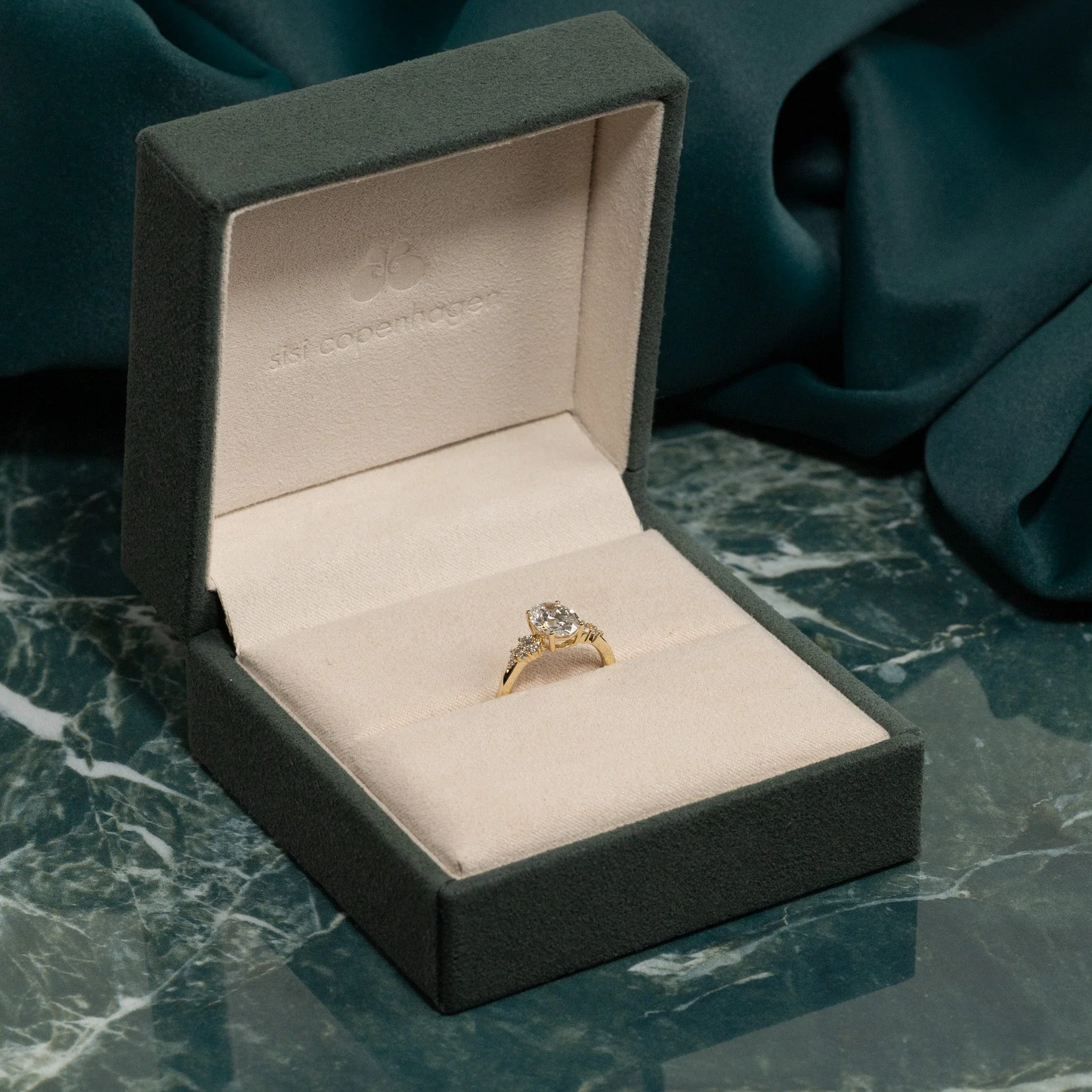 DELICATE CLUSTER OVAL-CUT LAB-DIAMOND RING - 1.85ct - YG - Image 7