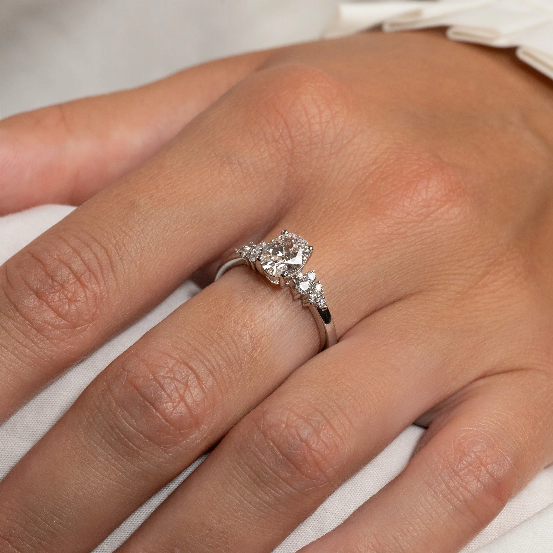 DELICATE CLUSTER OVAL-CUT DIAMOND RING - Image 6