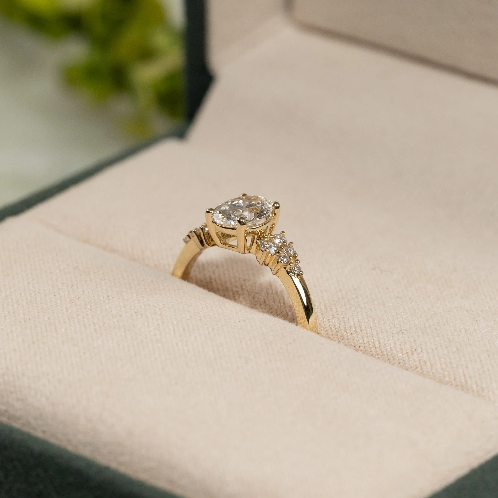 DELICATE CLUSTER OVAL-CUT DIAMOND RING - Image 8