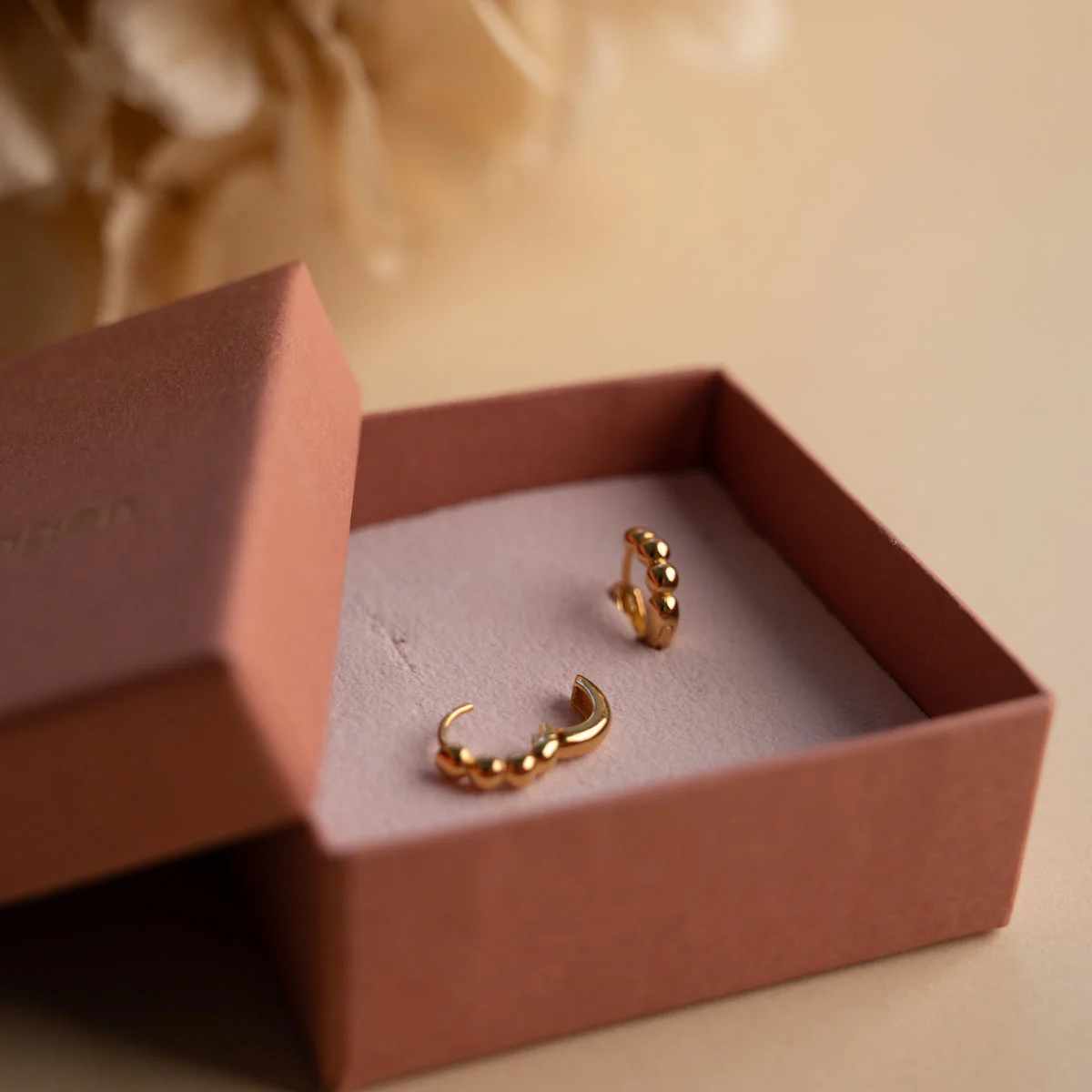 DICTE SMALL GOLDEN CREOL EARRING - Image 5