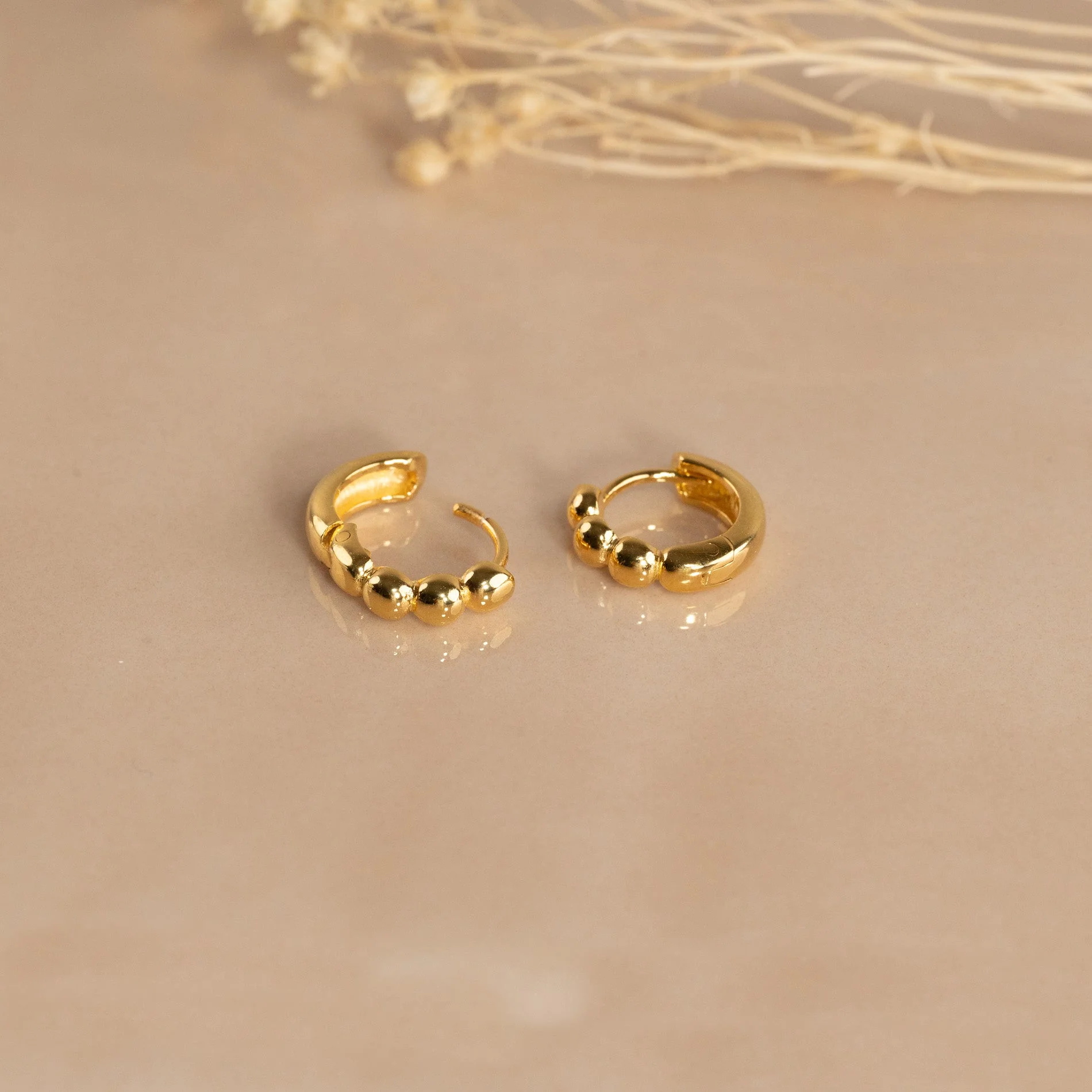 DICTE SMALL GOLDEN CREOL EARRING - Image 6